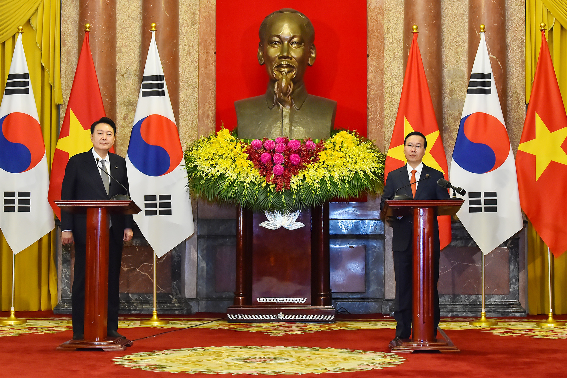 Tiếp sau đó, Chủ tịch nước Võ Văn Thưởng và Tổng thống Đại Hàn Dân Quốc Yoon Suk Yeo cùng chủ trì buổi gặp gỡ với các cơ quan thông tấn, báo chí để thông tin về chuyến thăm.