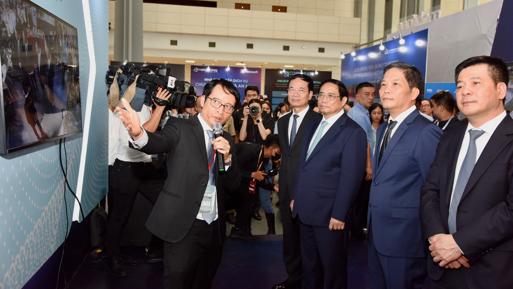 Thủ tướng Phạm Minh Chính và các đại biểu tham quan Triển lãm quốc tế về Công nghiệp 4.0 năm 2023.