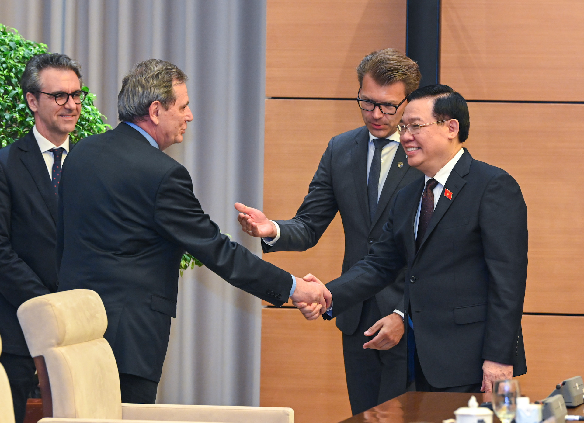 Chủ tịch Quốc hội Vương Đình Huệ với các đại biểu tại buổi tiếp.