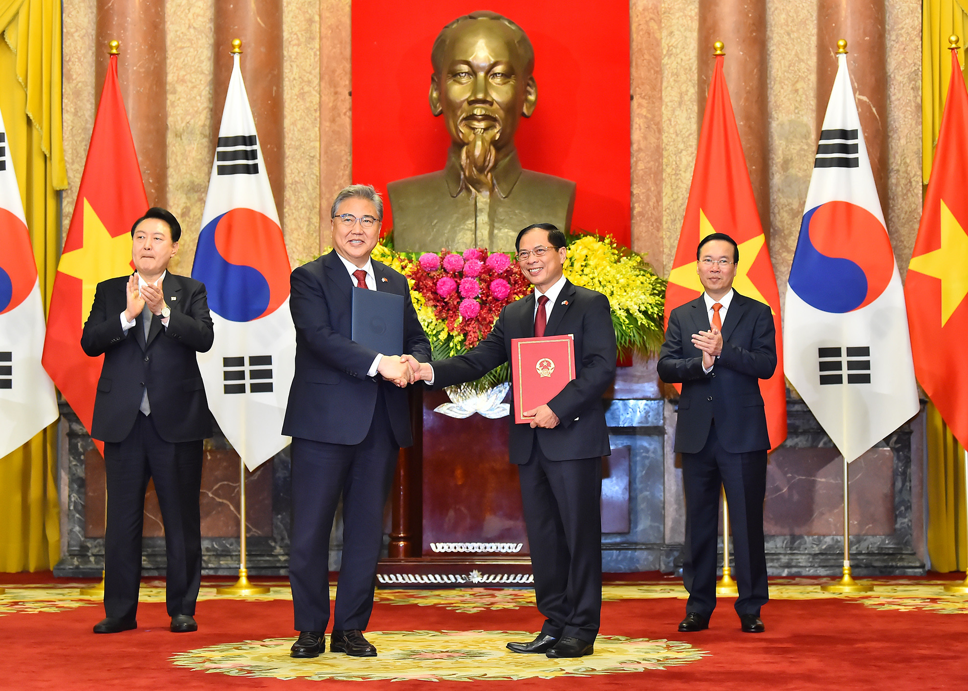 Chủ tịch nước Võ Văn Thưởng và Tổng thống Đại Hàn Dân Quốc Yoon Suk Yeo chứng kiến lễ trao đổi văn kiện giữa Bộ trưởng Ngoại giao Bùi Thanh Sơn và Ngoại trưởng Hàn Quốc Park Jin về chương trình hành động giữa Chính phủ nước Cộng hòa xã hội chủ nghĩa Việt Nam và Chính phủ Đại Hàn Dân Quốc về việc triển khai quan hệ đối tác chiến lược Việt Nam-Hàn Quốc.
