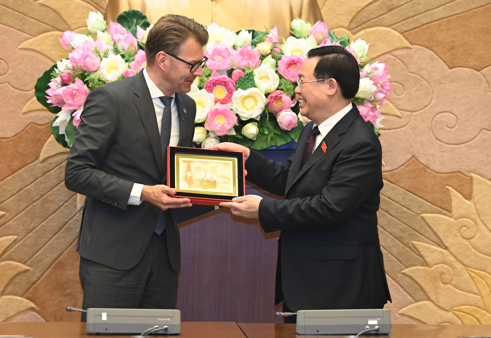 Chủ tịch Quốc hội Vương Đình Huệ tặng quà lưu niệm cho Ngài Daniel Caspary.