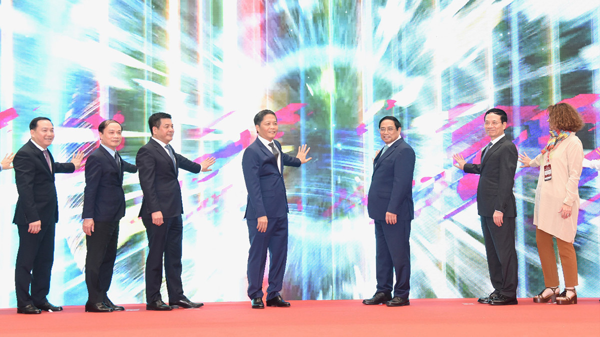 Thủ tướng Phạm Minh Chính và các đại biểu khai mạc Triển lãm quốc tế về Công nghiệp 4.0 năm 2023.