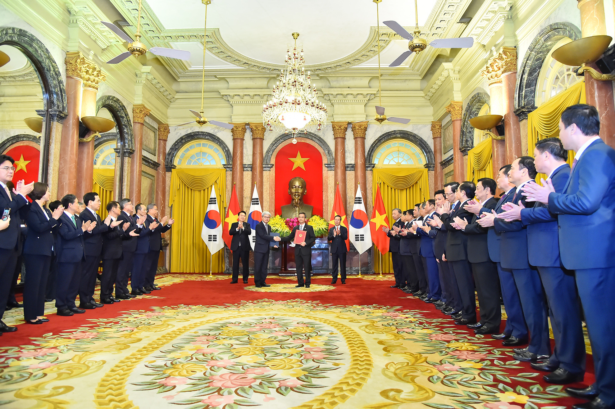 Quang cảnh lễ trao đổi văn kiện hợp tác giữa hai nước tại Phủ Chủ tịch.