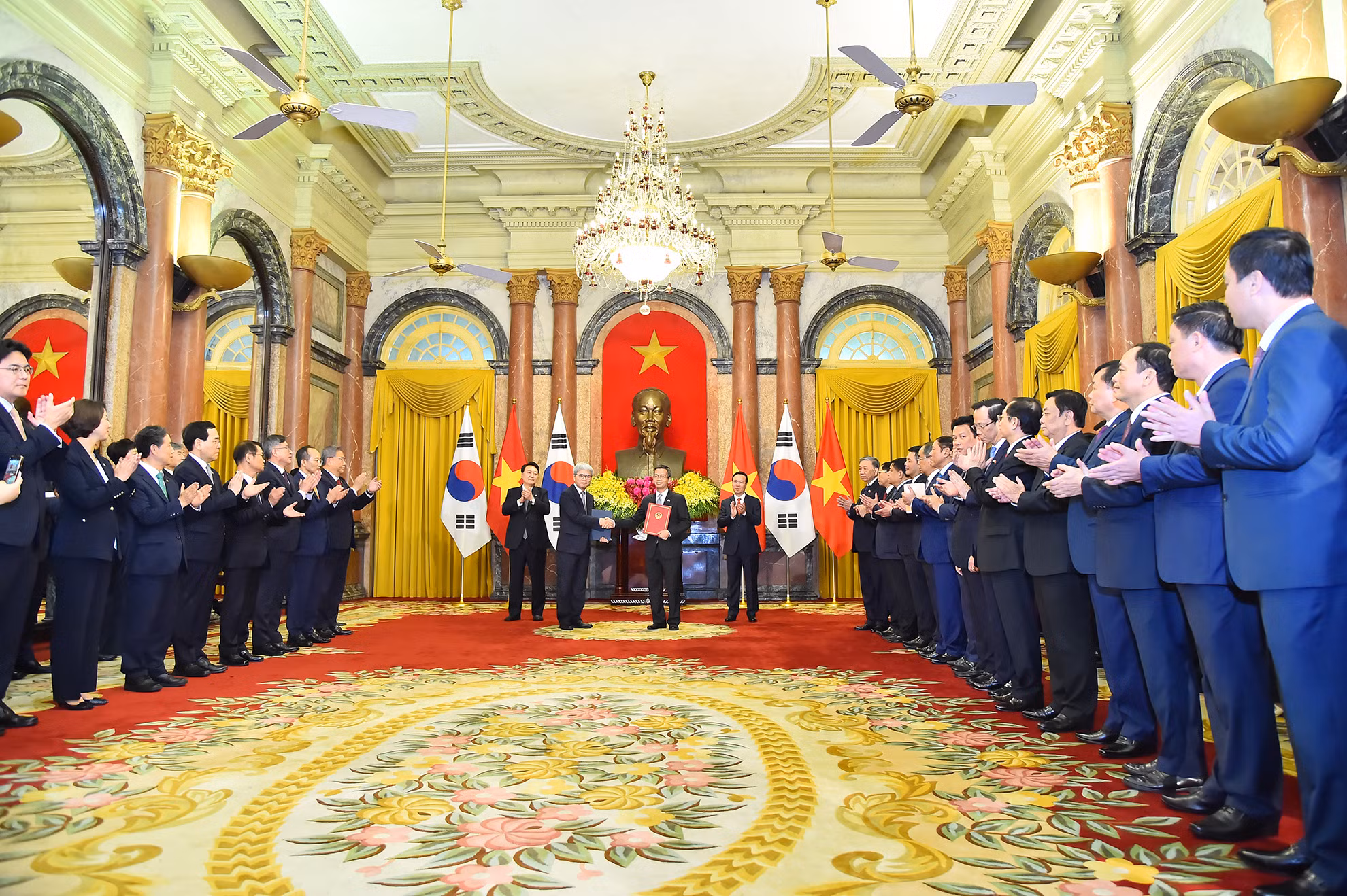 Quang cảnh lễ trao đổi văn kiện hợp tác giữa hai nước tại Phủ Chủ tịch.