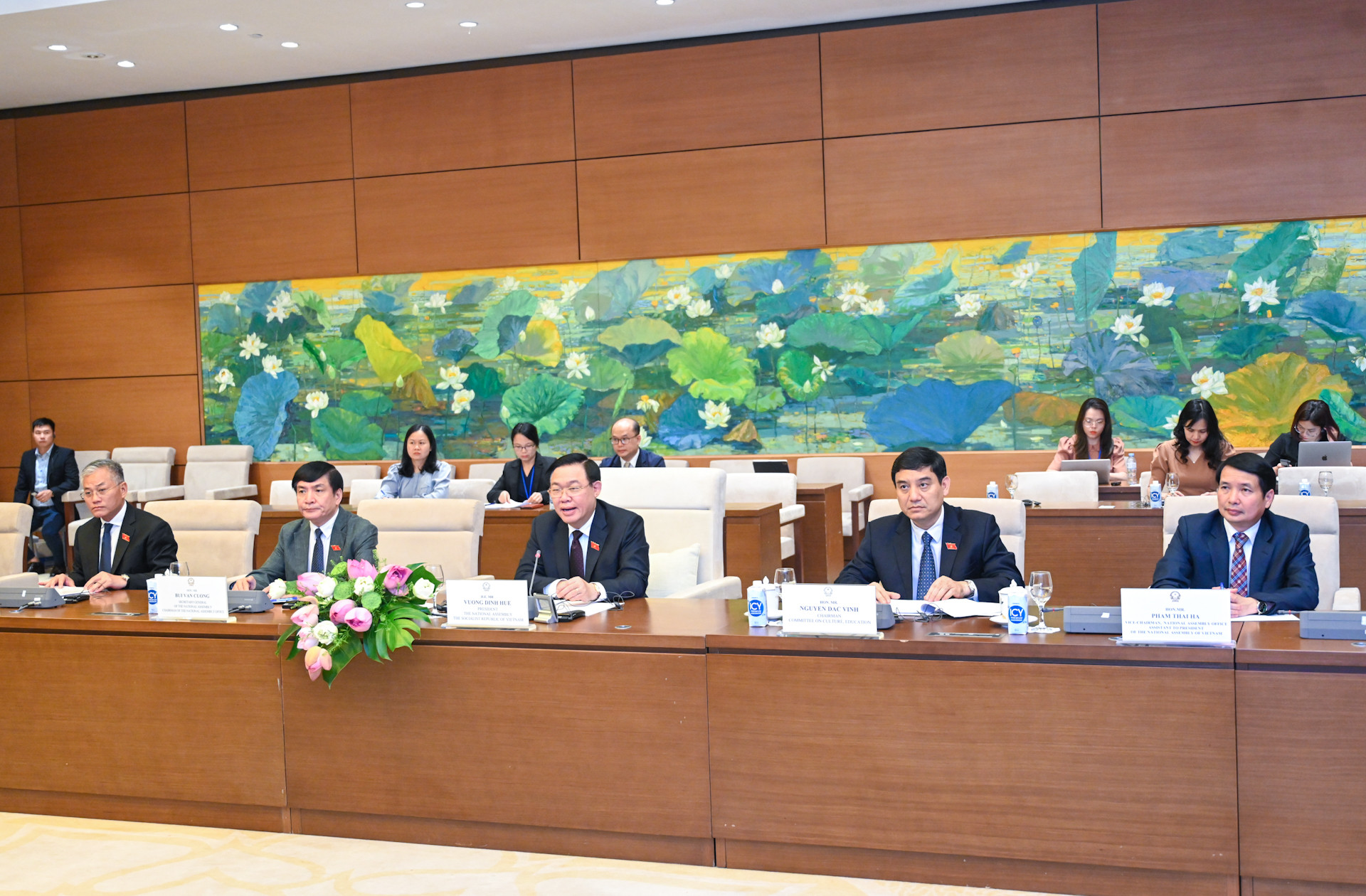 Chủ tịch Quốc hội Vương Đình Huệ và các thành viên Quốc hội Việt Nam dự buổi tiếp.