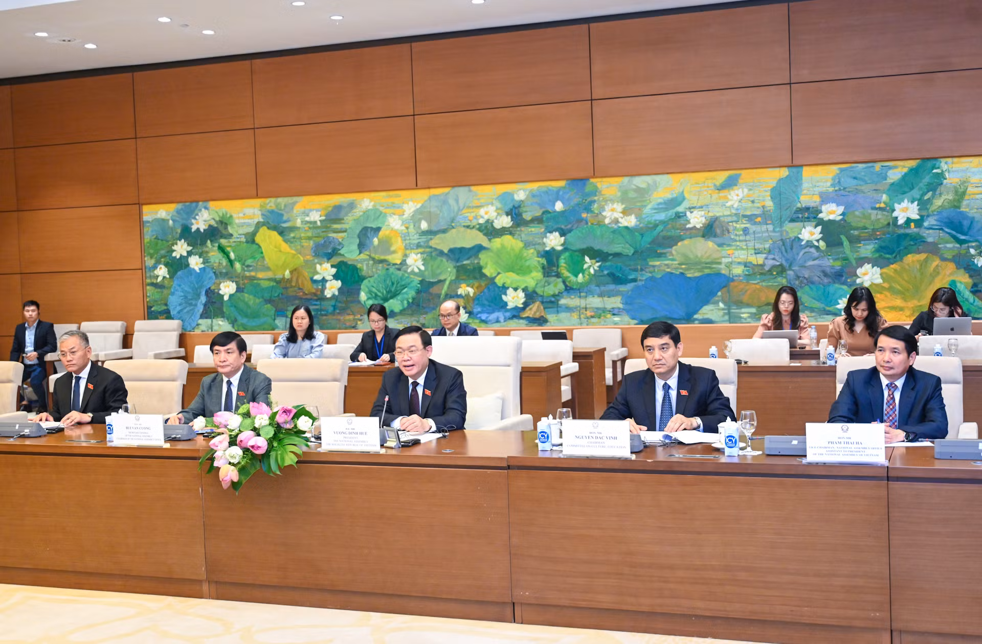 Chủ tịch Quốc hội Vương Đình Huệ và các thành viên Quốc hội Việt Nam dự buổi tiếp.