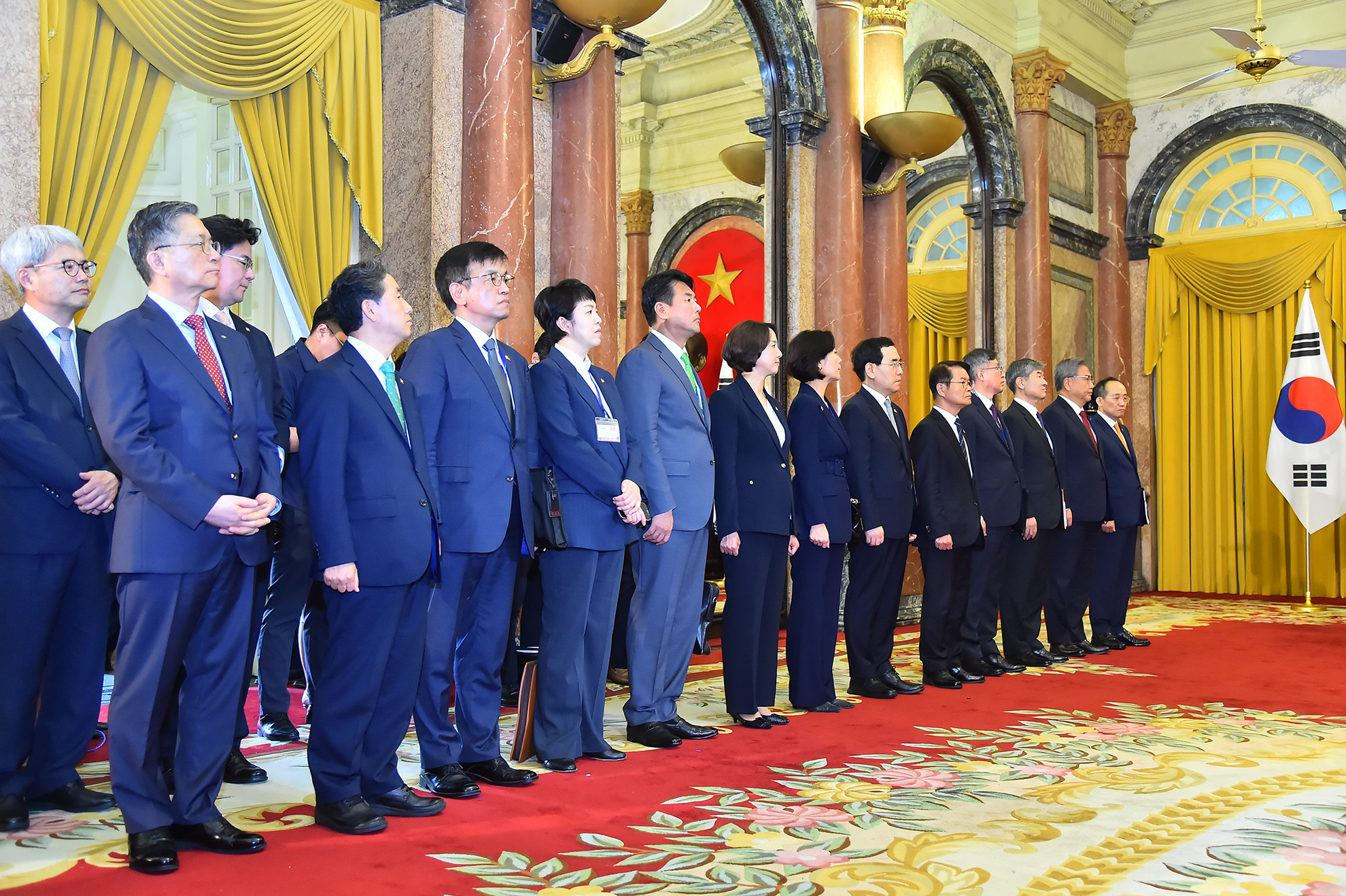 Các thành viên đoàn Hàn Quốc tham dự buổi gặp gỡ báo chí.