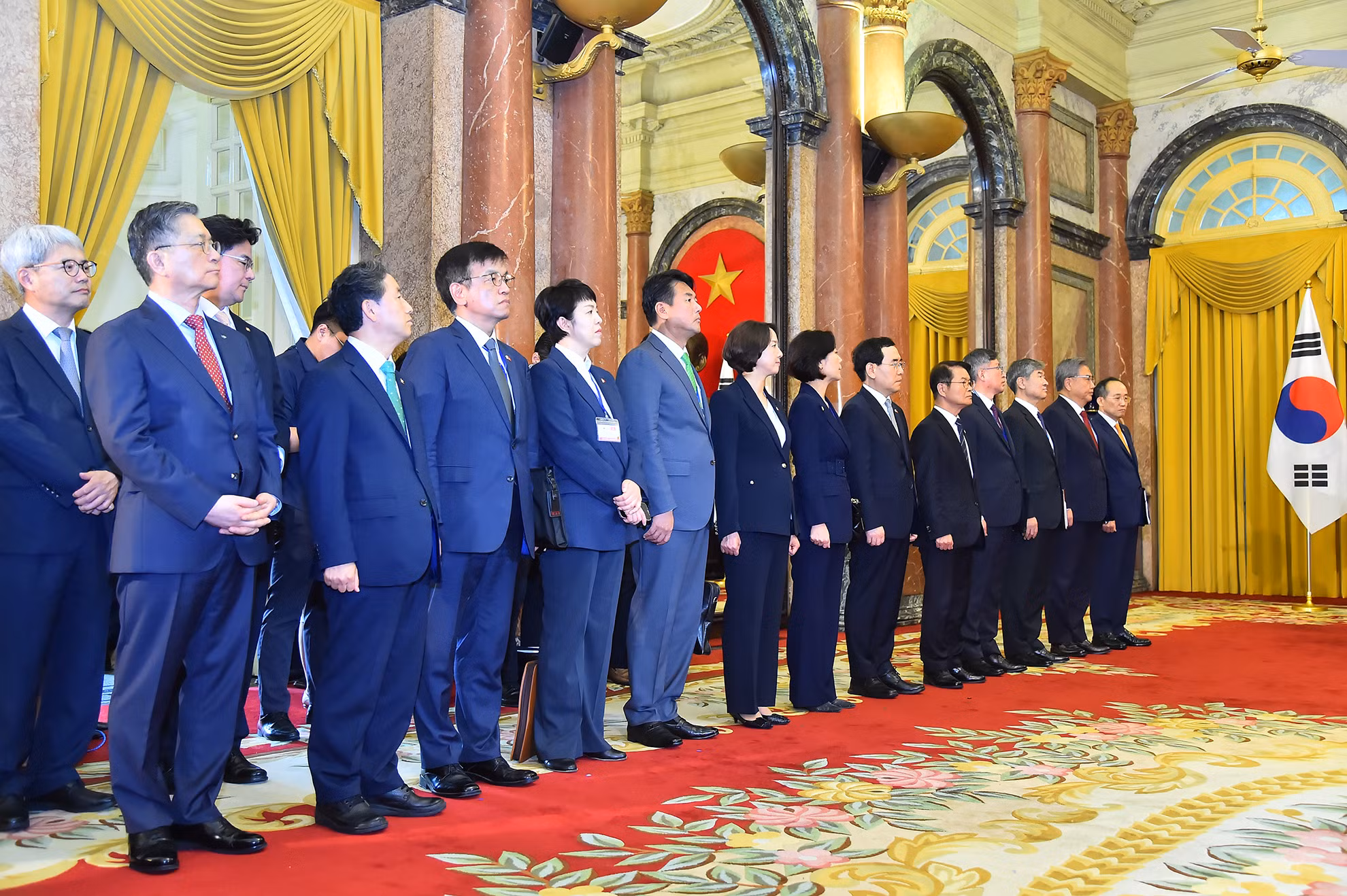 Các thành viên đoàn Hàn Quốc tham dự buổi gặp gỡ báo chí.