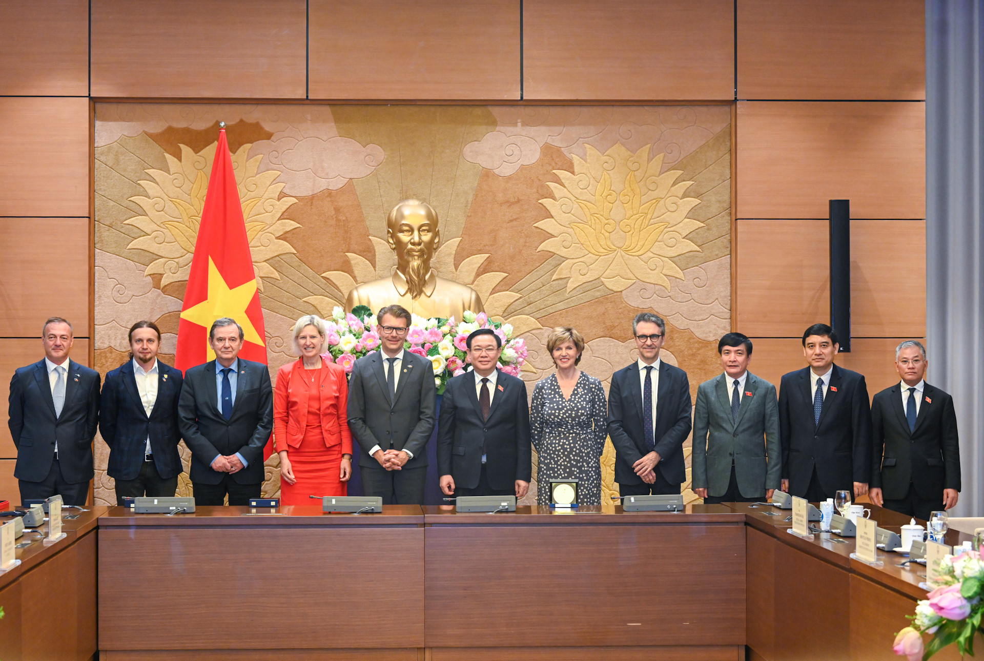 Chủ tịch Quốc hội Vương Đình Huệ chụp ảnh lưu niệm với các thành viên Đoàn Nghị sĩ của Nghị viện châu Âu tại buổi tiếp.