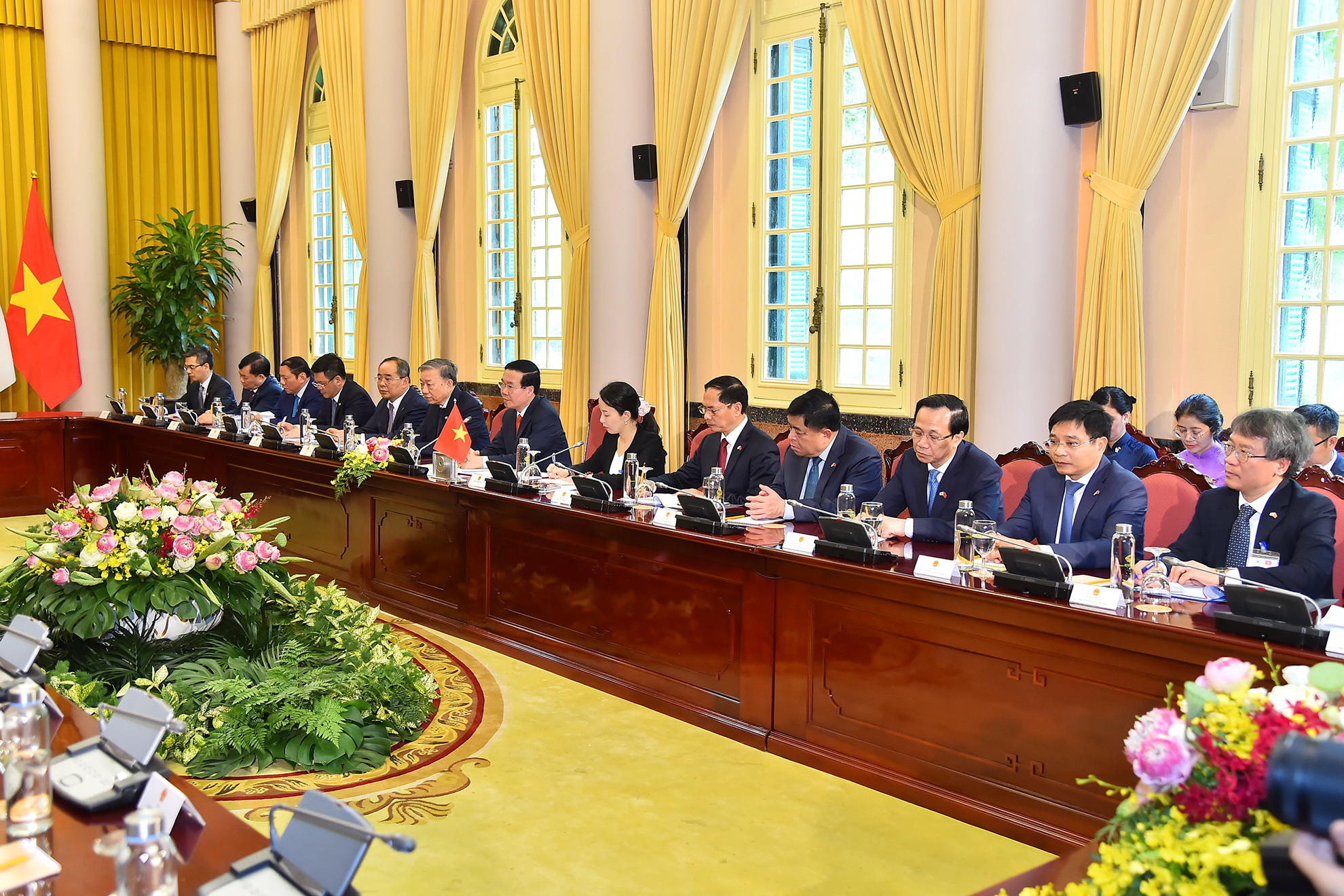 Chủ tịch nước Võ Văn Thưởng và các thành viên đoàn Việt Nam tham dự hội đàm.