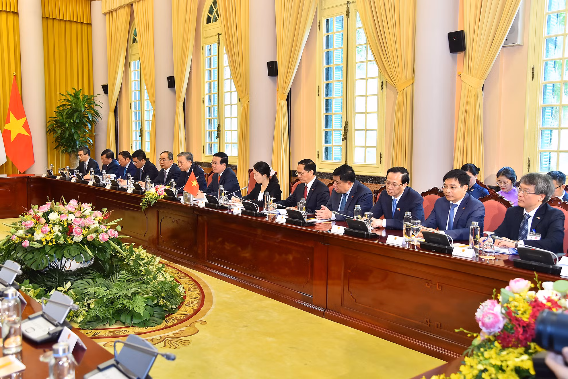 Chủ tịch nước Võ Văn Thưởng và các thành viên đoàn Việt Nam tham dự hội đàm.