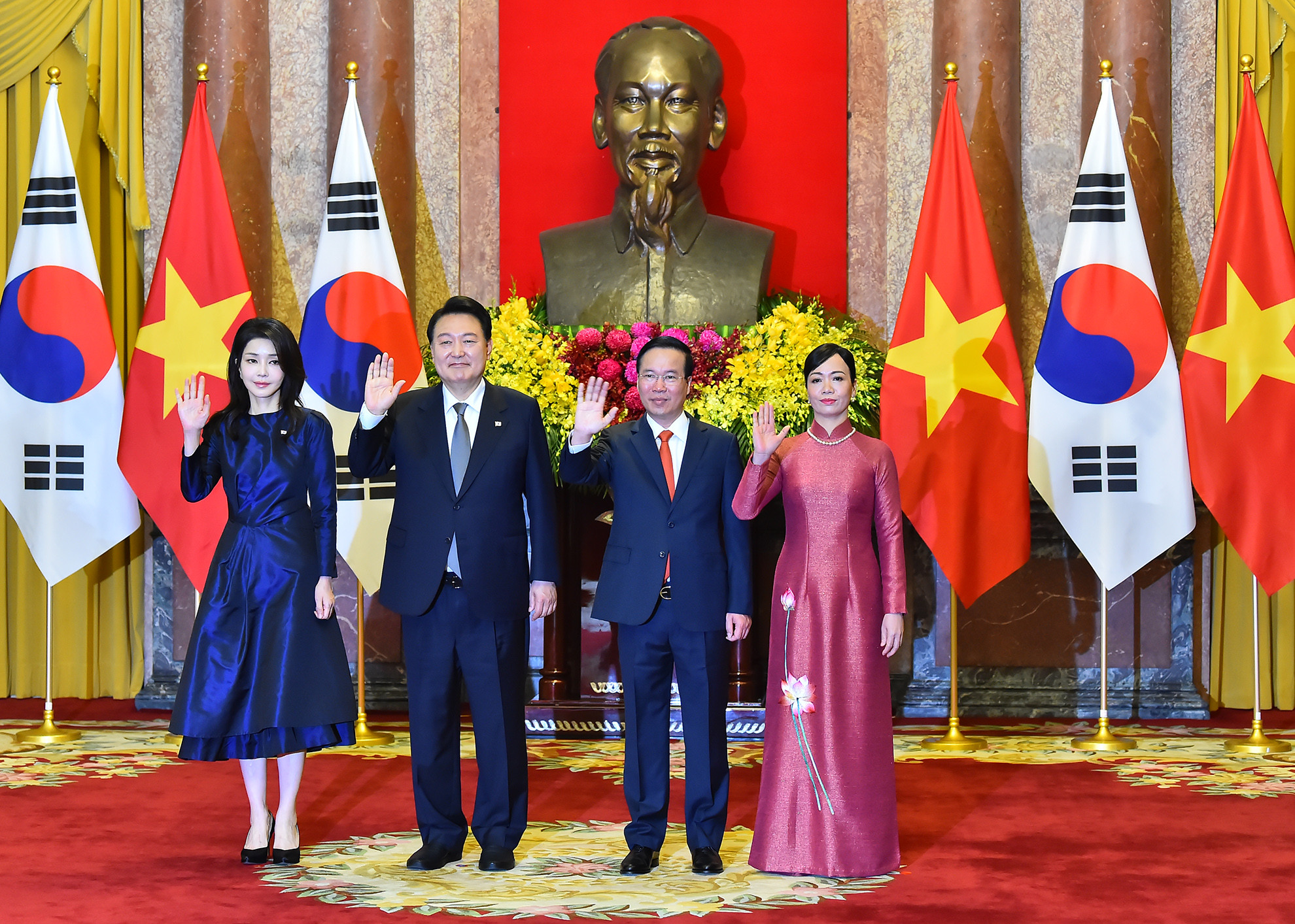 Chủ tịch nước Võ Văn Thưởng và Tổng thống Đại Hàn Dân Quốc Yoon Suk Yeol cùng hai phu nhân vẫy tay chào phóng viên các cơ quan thông tấn, báo chí tại lễ đón.