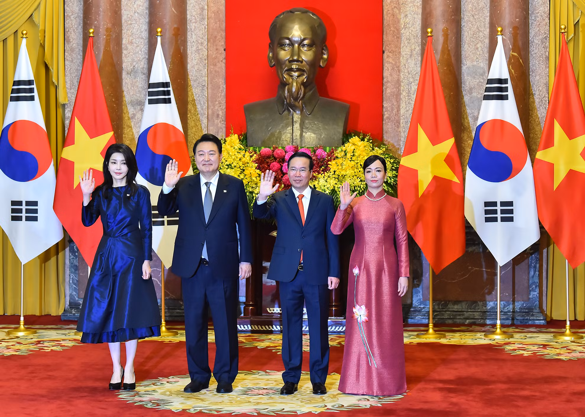 Chủ tịch nước Võ Văn Thưởng và Tổng thống Đại Hàn Dân Quốc Yoon Suk Yeol cùng hai phu nhân vẫy tay chào phóng viên các cơ quan thông tấn, báo chí tại lễ đón.
