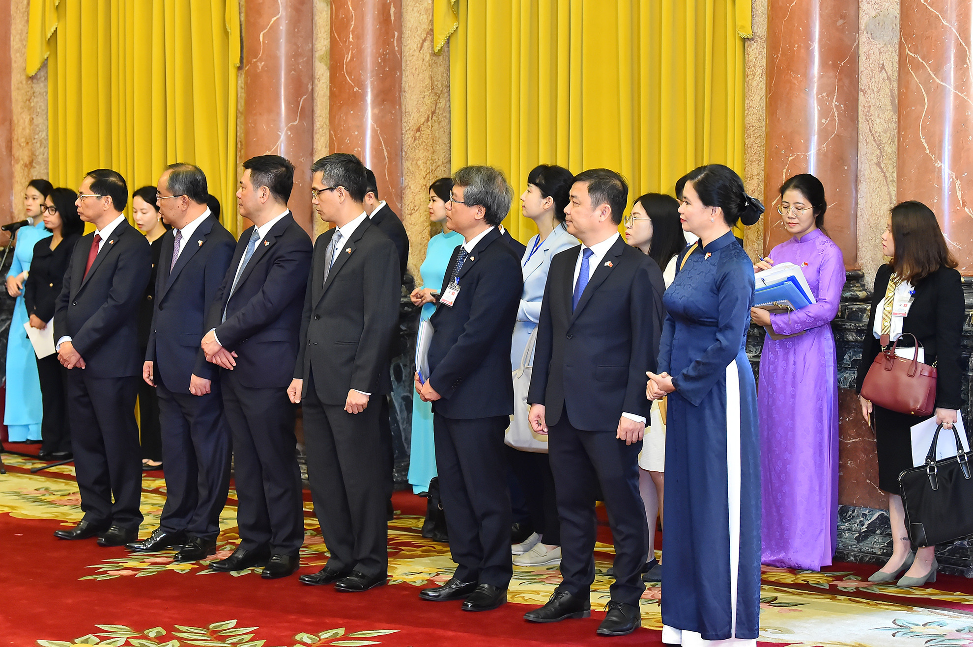 Các thành viên đoàn Việt Nam tại buổi gặp gỡ báo chí.