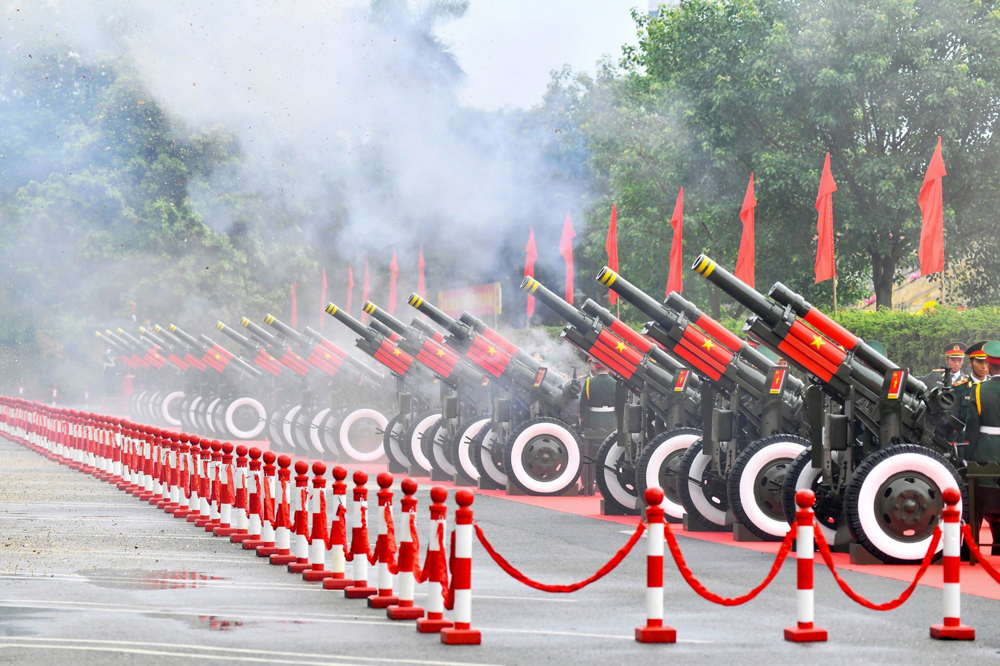 21 phát đại bác chào mừng vang lên khi Chủ tịch nước Võ Văn Thưởng đón Tổng thống Đại Hàn Dân Quốc Yoon Suk Yeol thăm cấp Nhà nước đến Việt Nam.