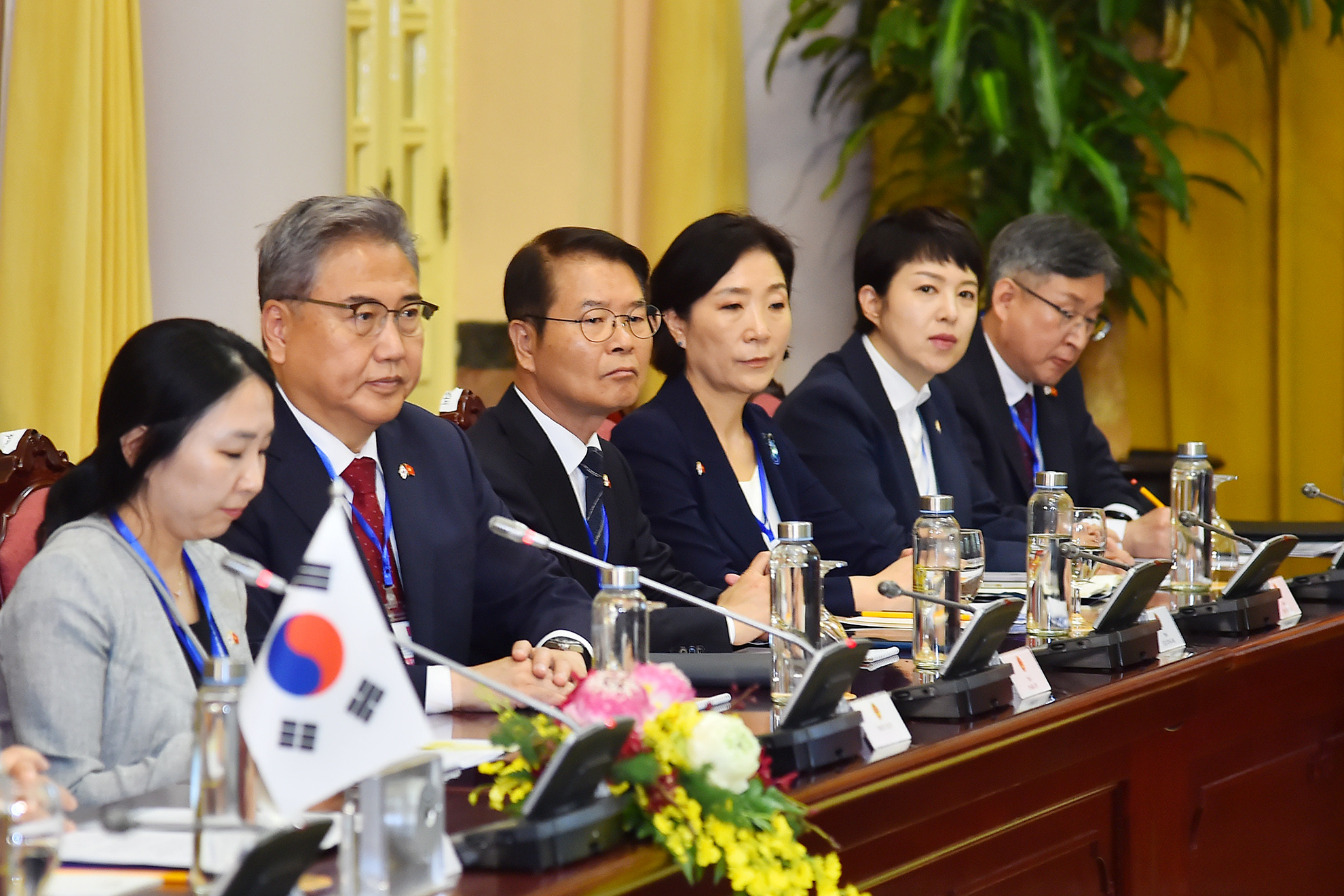 Các thành viên đoàn tháp tùng Tổng thống Đại Hàn Dân Quốc Yoon Suk Yeol tham dự hội đàm.