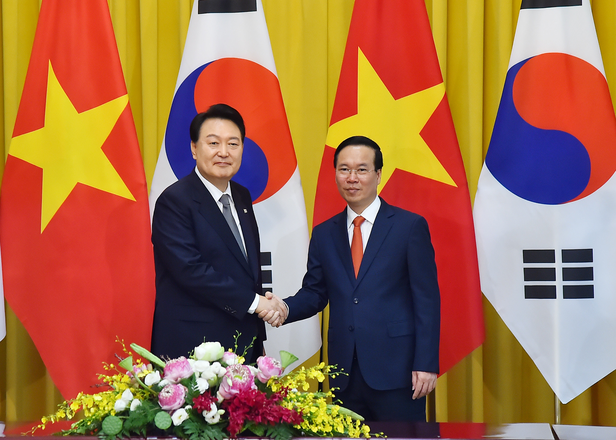 Chủ tịch nước Võ Văn Thưởng và Tổng thống Đại Hàn Dân Quốc Yoon Suk Yeol tại buổi hội đàm.