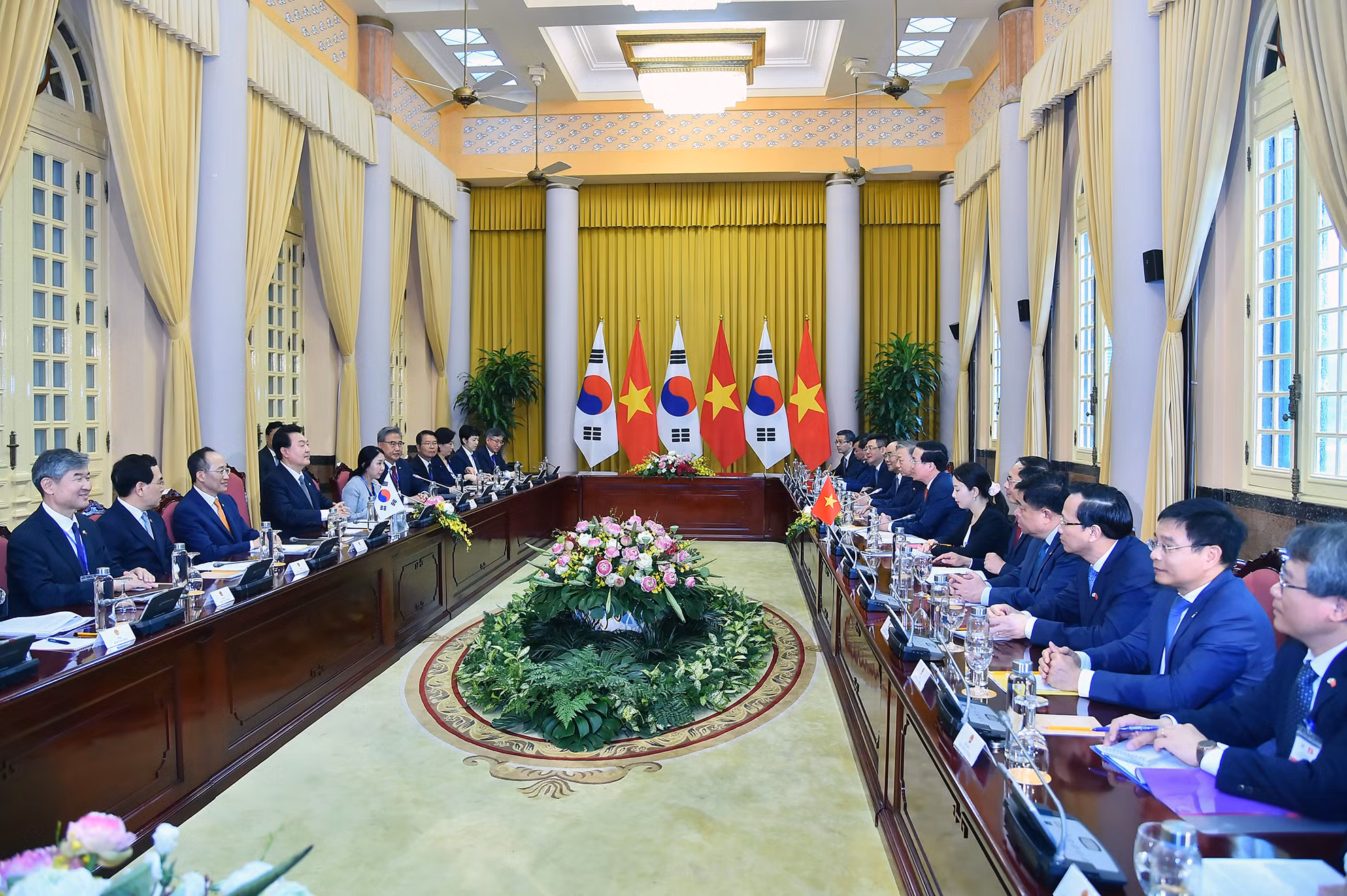 Ngay sau lễ đón, buổi hội đàm đã diễn ra với sự chủ trì của Chủ tịch nước Võ Văn Thưởng và Tổng thống Đại Hàn Dân Quốc Yoon Suk Yeol.