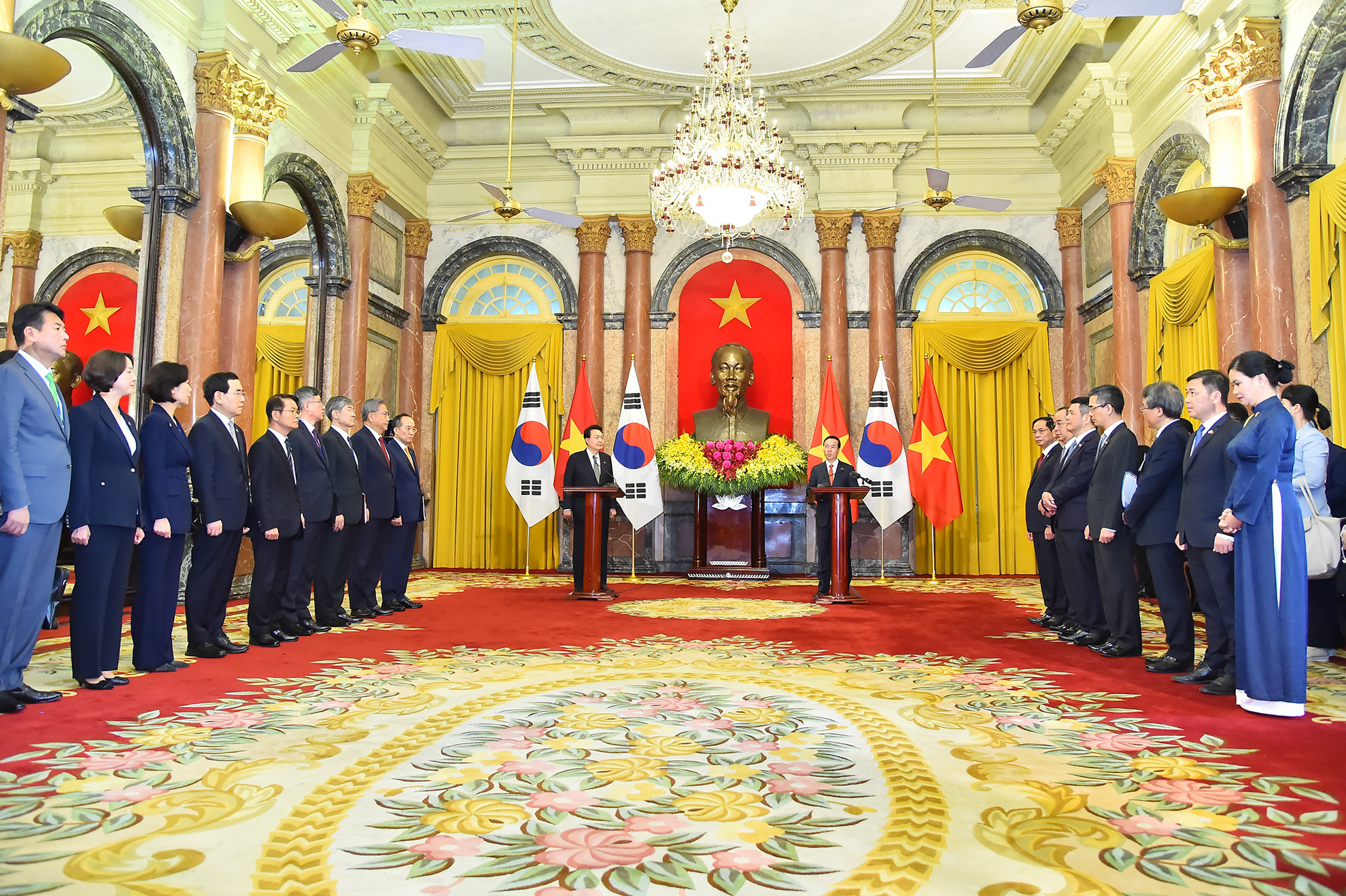 Trong ngày hôm nay, Tổng thống Đại Hàn Dân Quốc Yoon Suk Yeo sẽ tiếp tục có nhiều hoạt động quan trọng khác như hội kiến Tổng Bí thư Nguyễn Phú Trọng, Thủ tướng Phạm Minh Chính và Chủ tịch Quốc hội Vương Đình Huệ; gặp gỡ một số doanh nghiệp tiêu biểu Hàn Quốc; tham dự tiệc chiêu đãi chính thức do Chủ tịch nước Võ Văn Thưởng chủ trì.