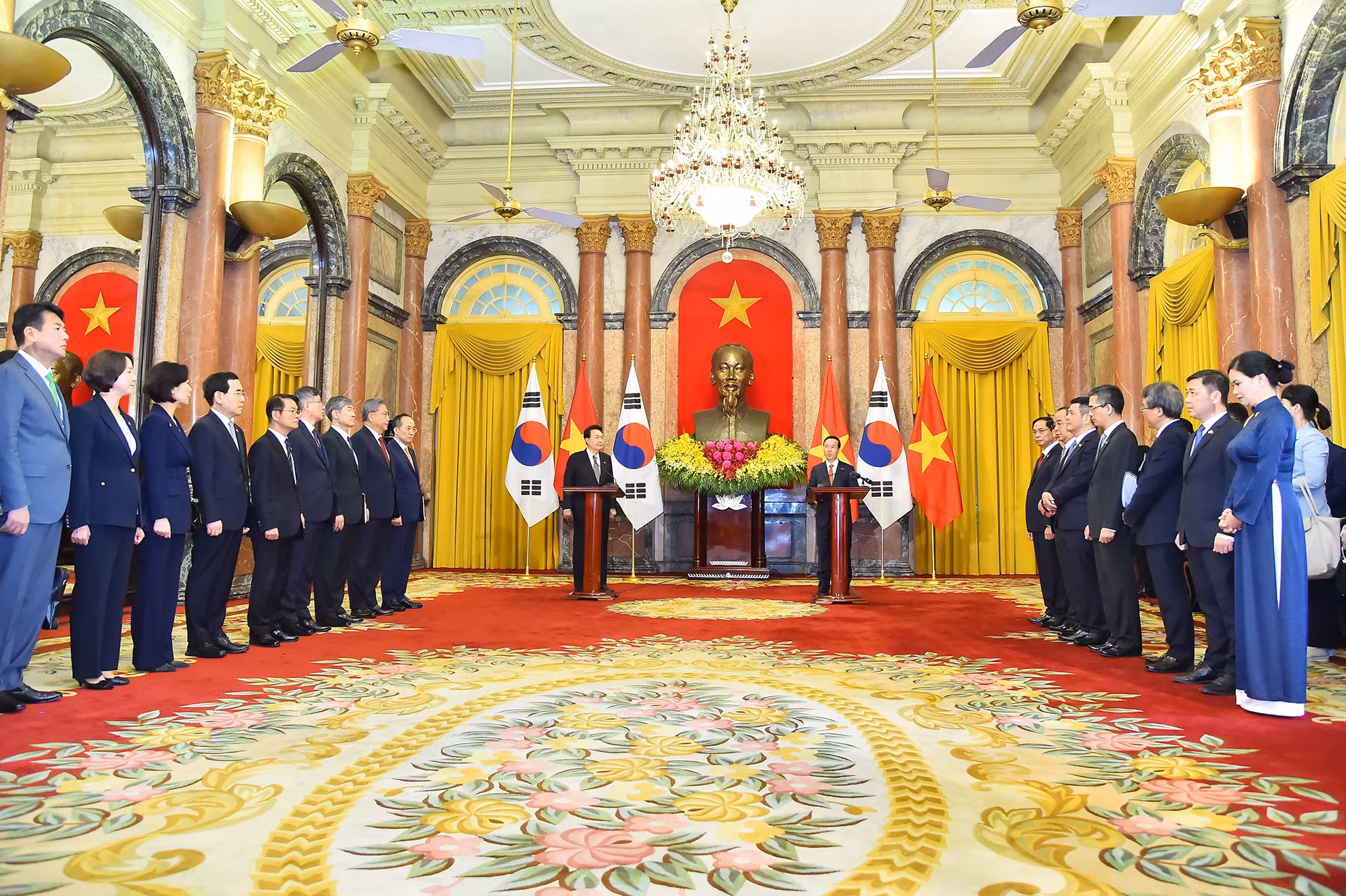 Trong ngày hôm nay, Tổng thống Đại Hàn Dân Quốc Yoon Suk Yeo sẽ tiếp tục có nhiều hoạt động quan trọng khác như hội kiến Tổng Bí thư Nguyễn Phú Trọng, Thủ tướng Phạm Minh Chính và Chủ tịch Quốc hội Vương Đình Huệ; gặp gỡ một số doanh nghiệp tiêu biểu Hàn Quốc; tham dự tiệc chiêu đãi chính thức do Chủ tịch nước Võ Văn Thưởng chủ trì.