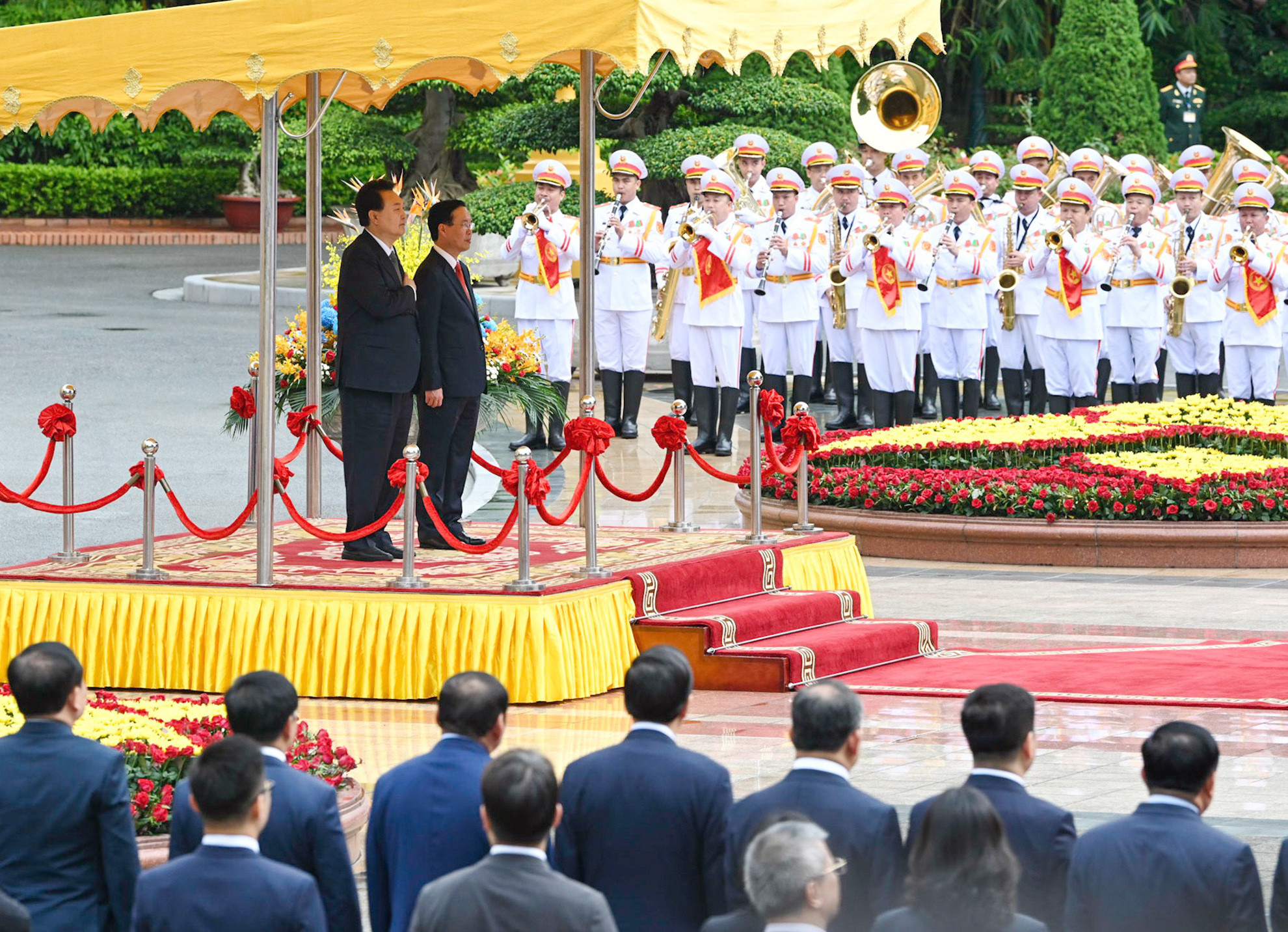 Chủ tịch nước Võ Văn Thưởng và Tổng thống Đại Hàn Dân Quốc Yoon Suk Yeol thực hiện nghi thức chào cờ, cử Quốc thiều của hai nước.