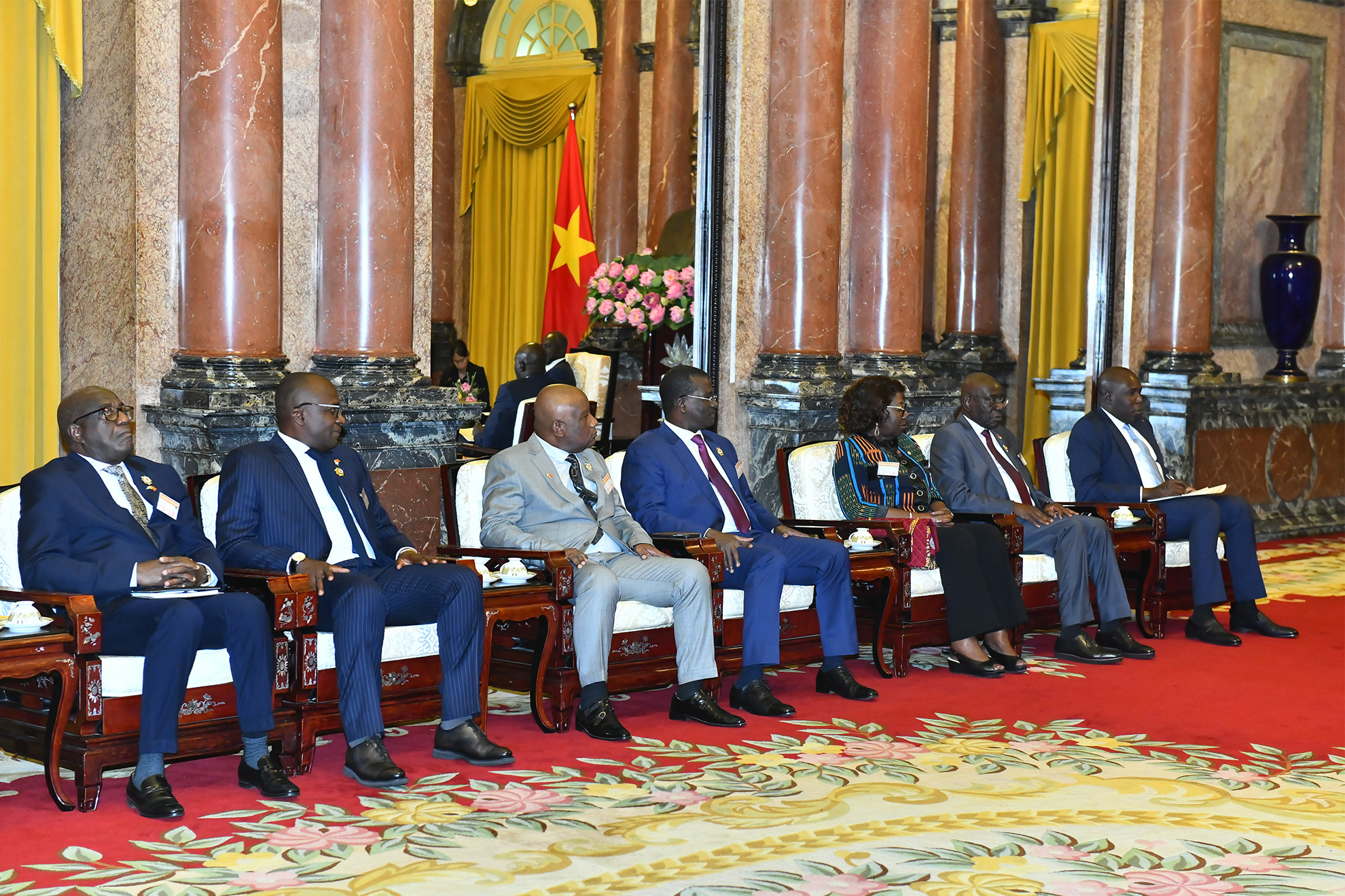 Đoàn đại biểu Cộng hòa Bờ Biển Ngà tháp tùng Chủ tịch Quốc hội Adama Bictogo tại buổi tiếp.