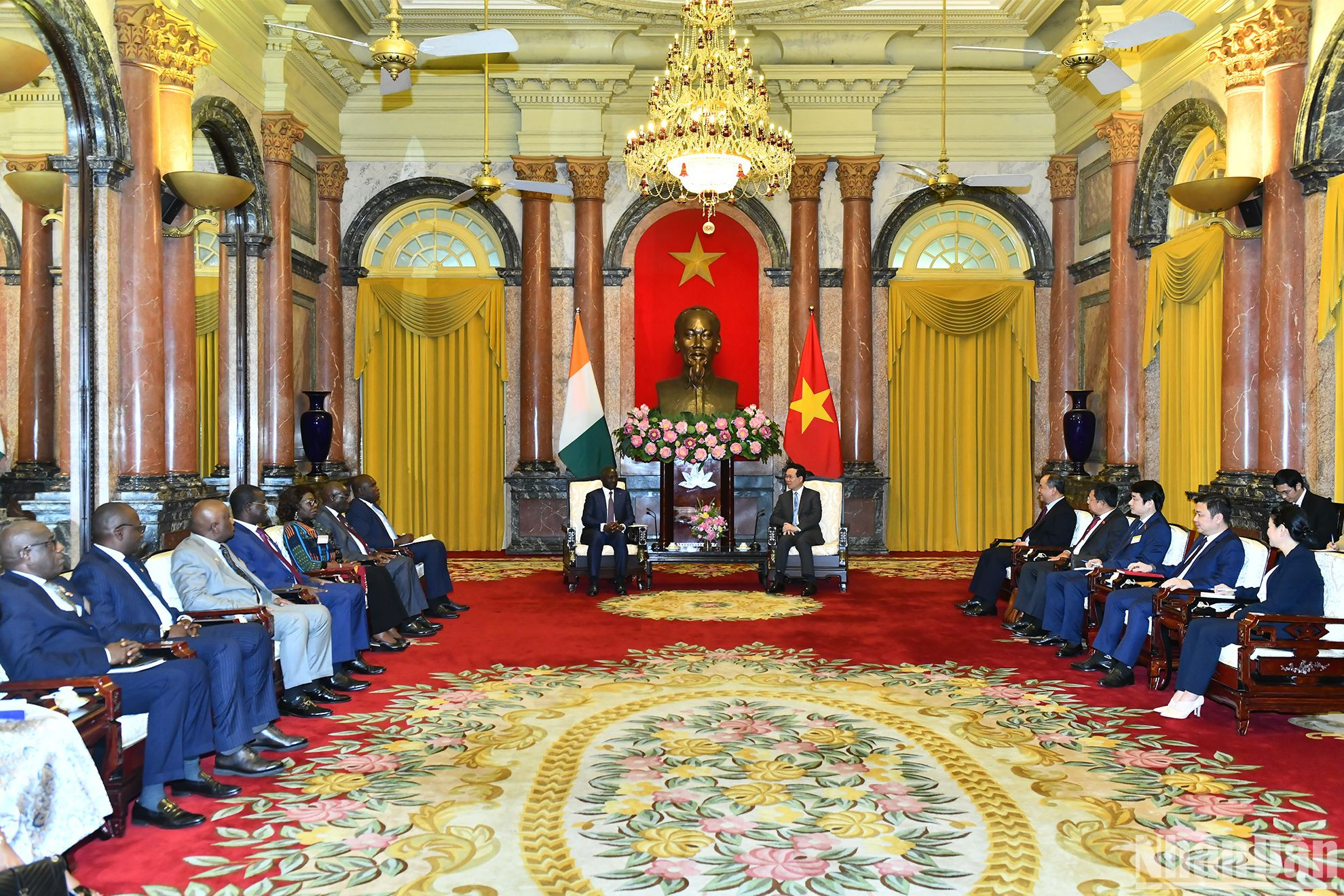 Quang cảnh buổi tiếp Chủ tịch Quốc hội Bờ Biển Ngà Adama Bictogo tại Phủ Chủ tịch.