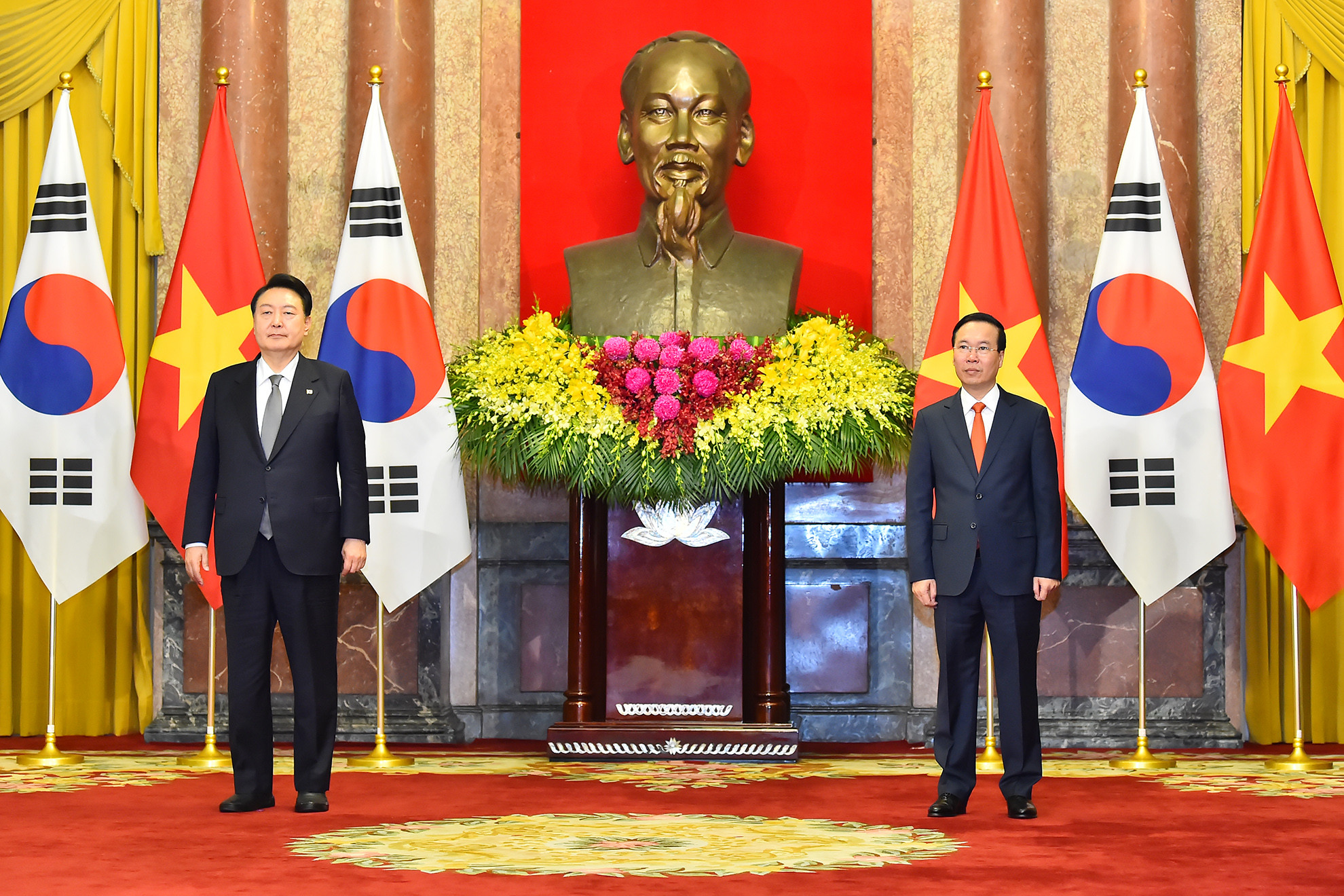 Chủ tịch nước Võ Văn Thưởng và Tổng thống Đại Hàn Dân Quốc Yoon Suk Yeo chứng kiến lễ trao đổi văn kiện hợp tác giữa hai nước.