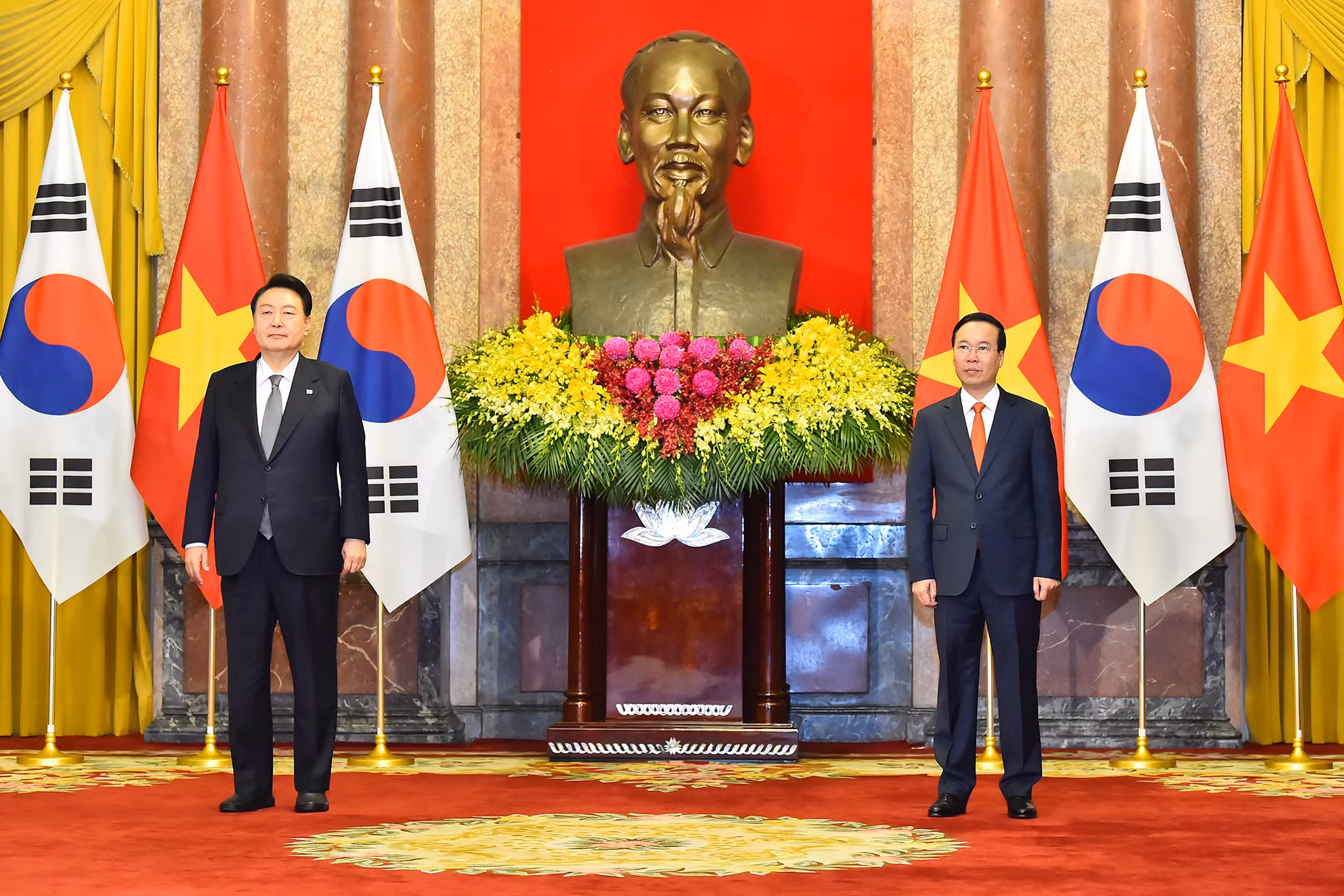 Chủ tịch nước Võ Văn Thưởng và Tổng thống Đại Hàn Dân Quốc Yoon Suk Yeo chứng kiến lễ trao đổi văn kiện hợp tác giữa hai nước.