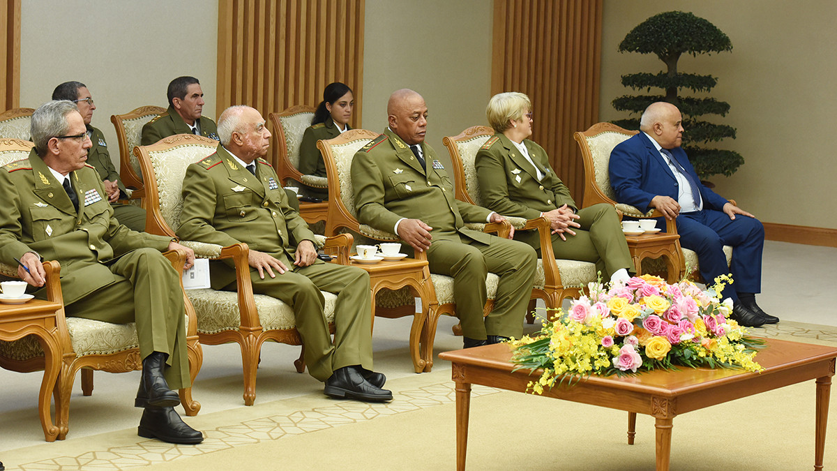 Các thành viên đi cùng Thượng tướng Álvaro López Miera. Các thành viên đi cùng Thượng tướng Álvaro López Miera.