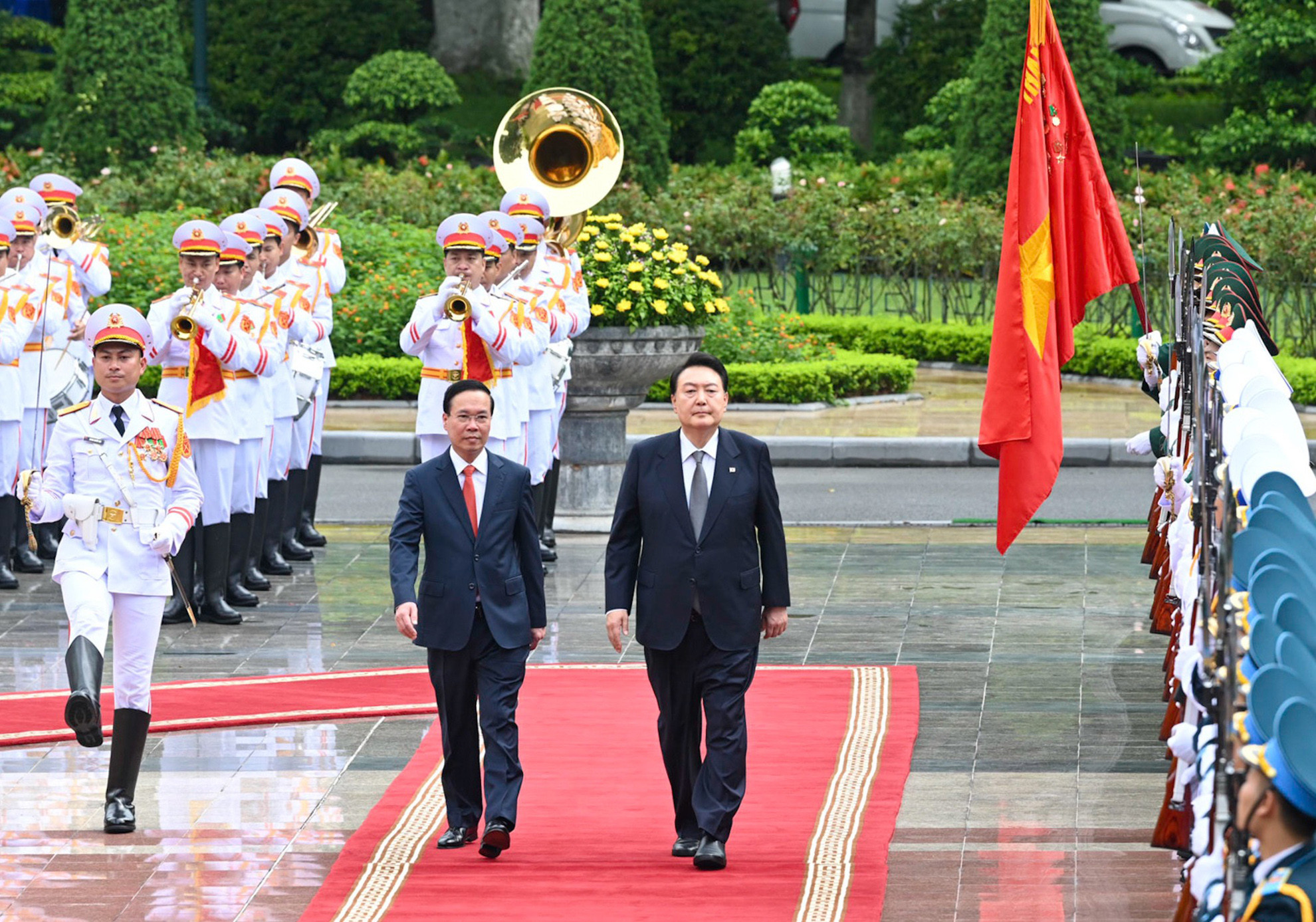 Chủ tịch nước Võ Văn Thưởng và Tổng thống Đại Hàn Dân Quốc Yoon Suk Yeol duyệt Đội Danh dự Quân đội nhân dân Việt Nam.