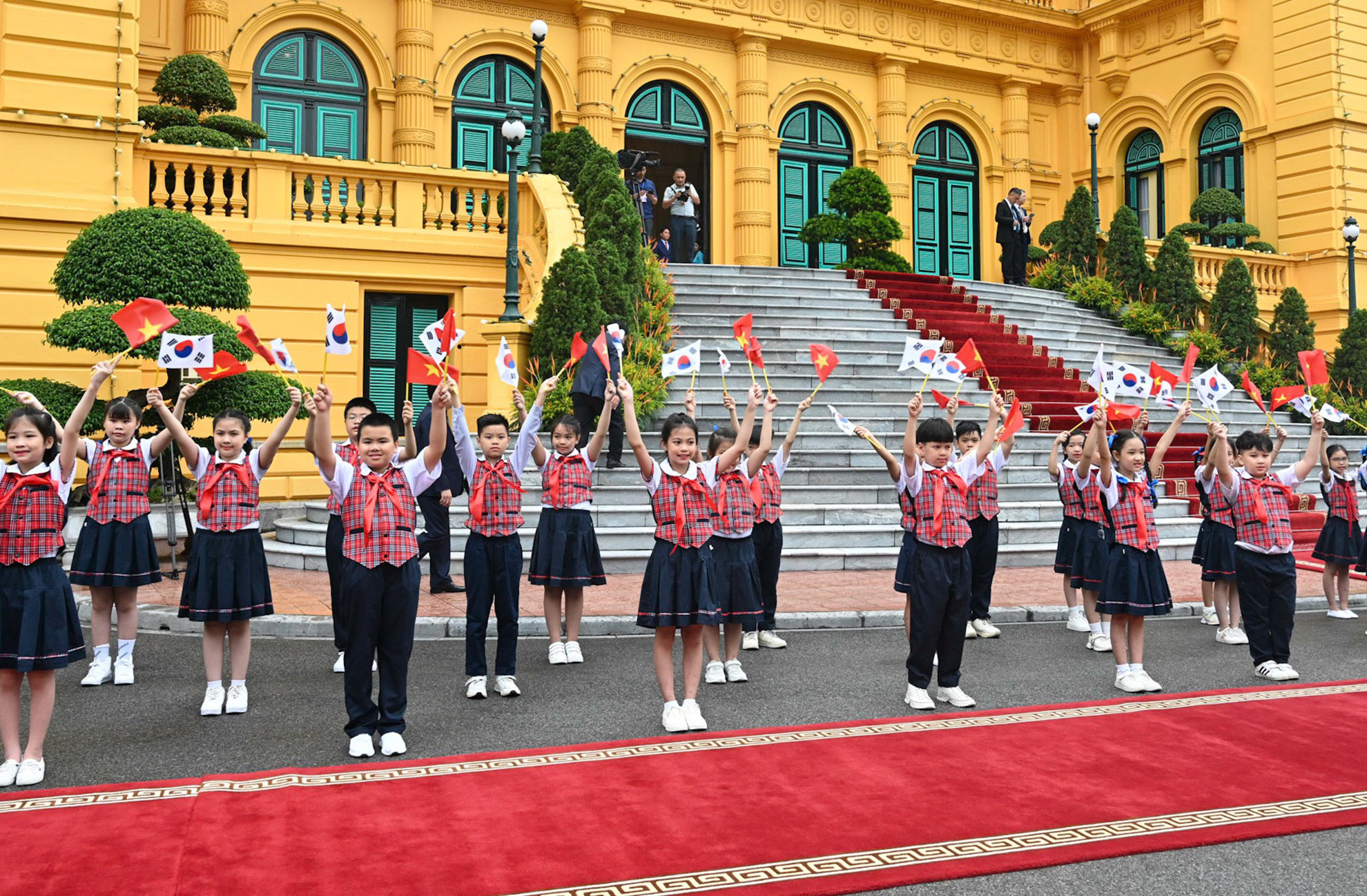 Các cháu thiếu nhi Thủ đô chào đón Tổng thống Đại Hàn Dân Quốc Yoon Suk Yeol và Phu nhân thăm cấp Nhà nước tới Việt Nam.