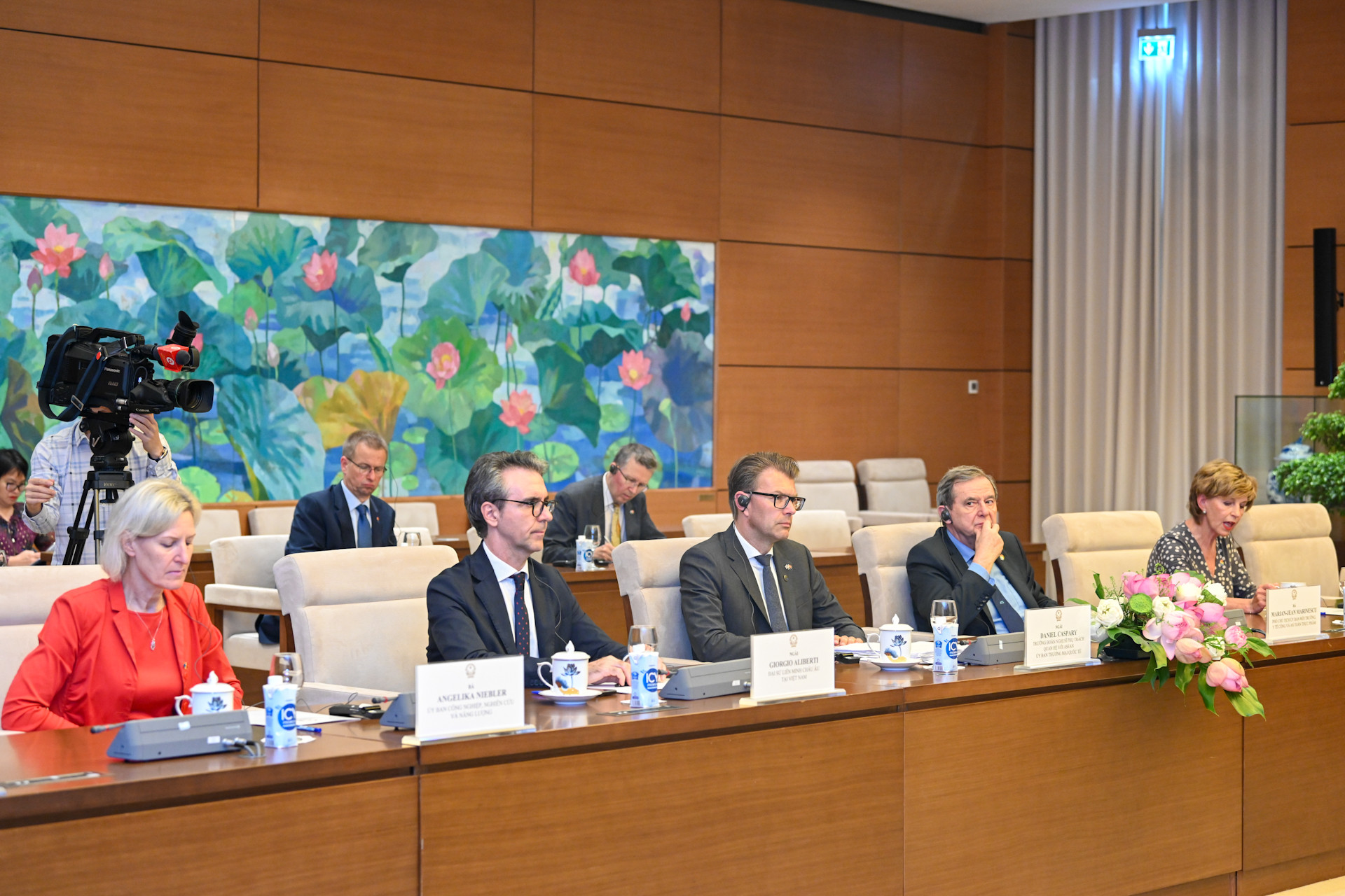 Chủ tịch Nhóm Nghị sĩ phụ trách quan hệ với các quốc gia Đông Nam Á và ASEAN Daniel Caspary, Đại sứ Liên minh châu Âu tại Việt Nam Giorgio Aliberti cùng các thành viên Đoàn Nghị sĩ của Nghị viện châu Âu dự buổi tiếp.