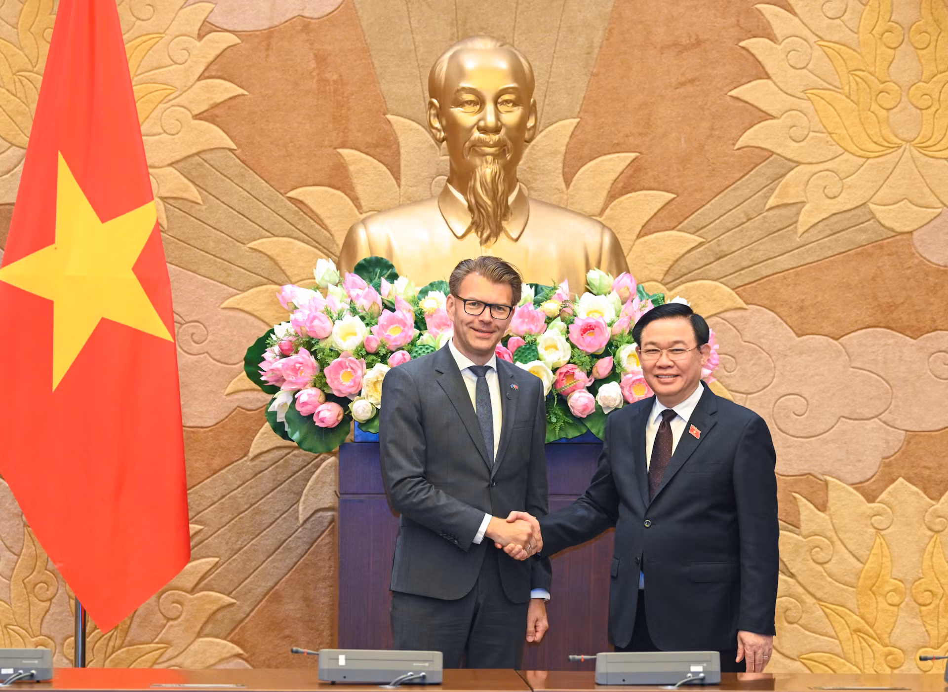 Chủ tịch Quốc hội Vương Đình Huệ và Chủ tịch Nhóm Nghị sĩ phụ trách quan hệ với các quốc gia Đông Nam Á và ASEAN Daniel Caspary tại buổi tiếp.