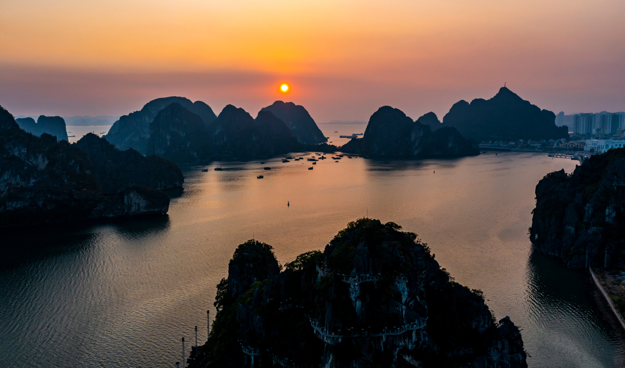 Bình minh trên Vịnh Hạ Long. Bình minh trên Vịnh Hạ Long.