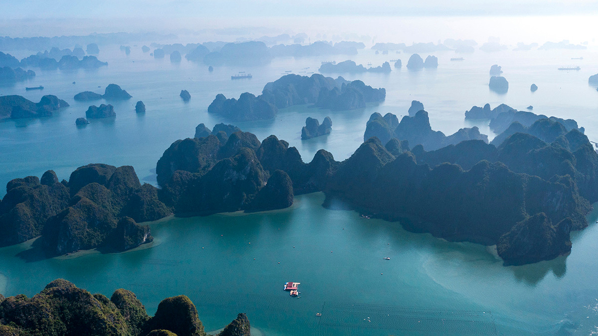 Một góc Vịnh Hạ Long từ trên cao. Một góc Vịnh Hạ Long từ trên cao.