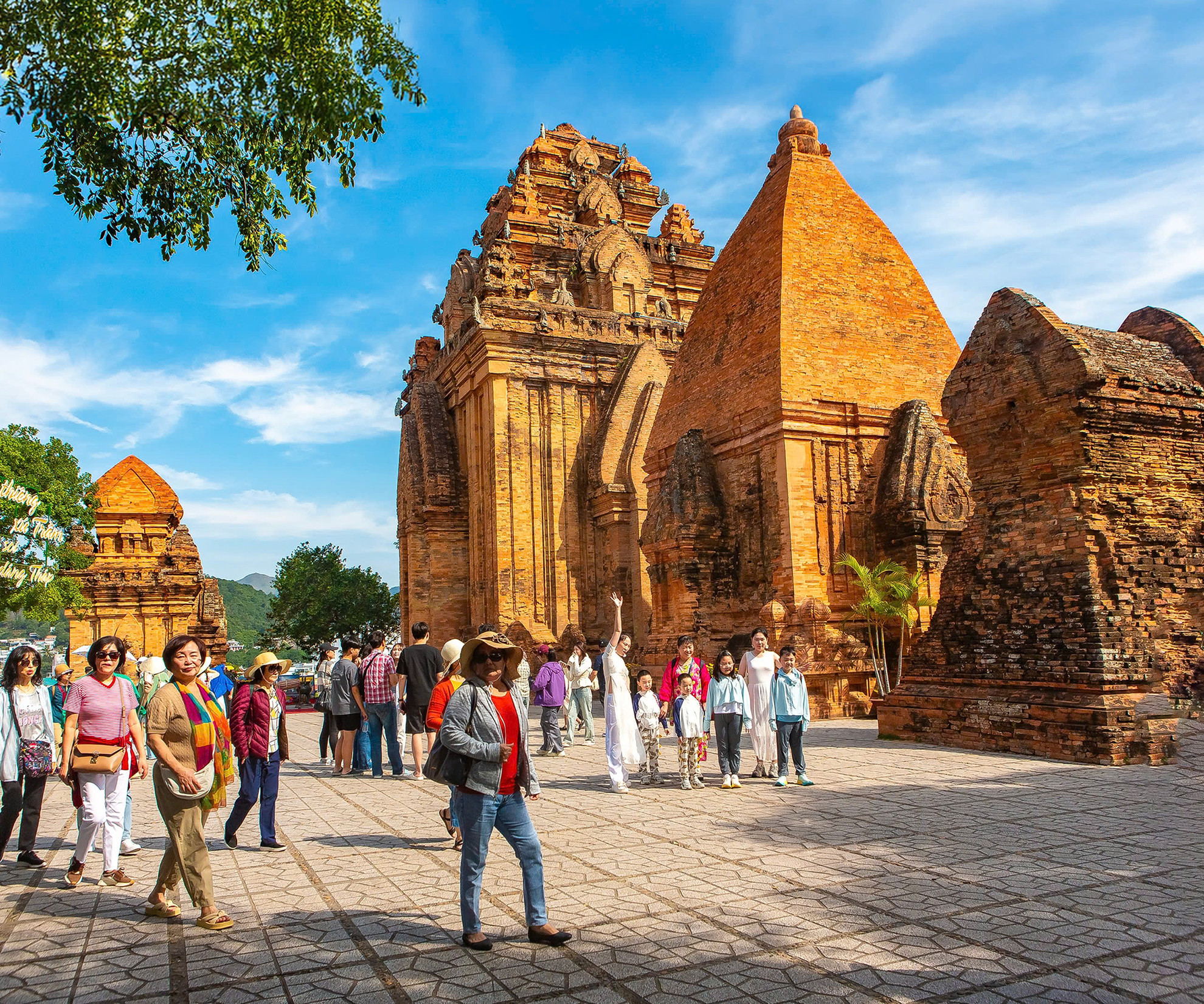 Di tích Tháp Bà Ponagar không chỉ là nơi linh thiêng mà còn là điểm thu hút du khách trong và ngoài nước. (Ảnh: Dương Phúc) Di tích Tháp Bà Ponagar không chỉ là nơi linh thiêng mà còn là điểm thu hút du khách trong và ngoài nước. (Ảnh: Dương Phúc)
