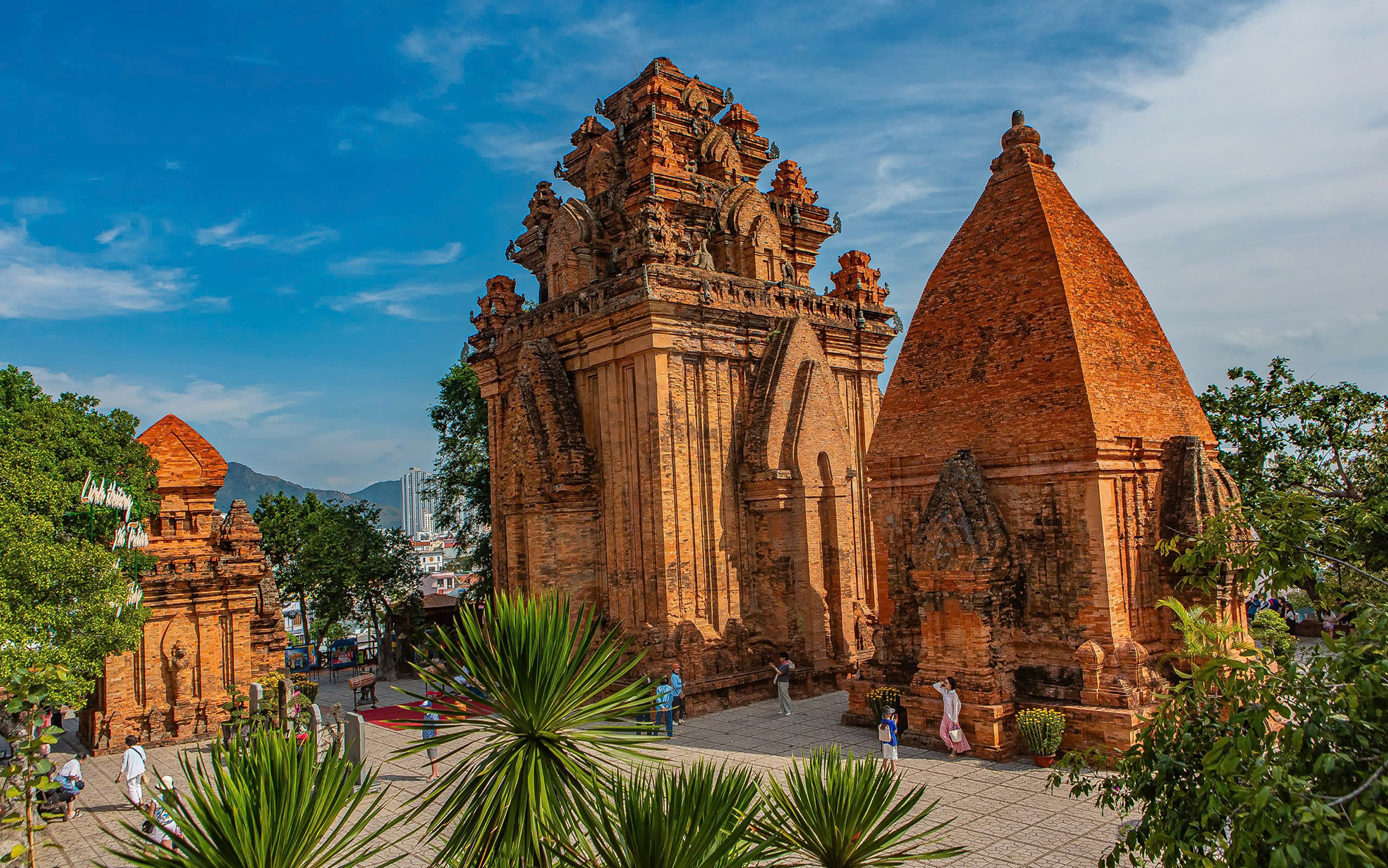 Quần thể khu di tích trong đó có Tháp chính (nằm giữa) cao 23m. (Ảnh: Dương Phúc)