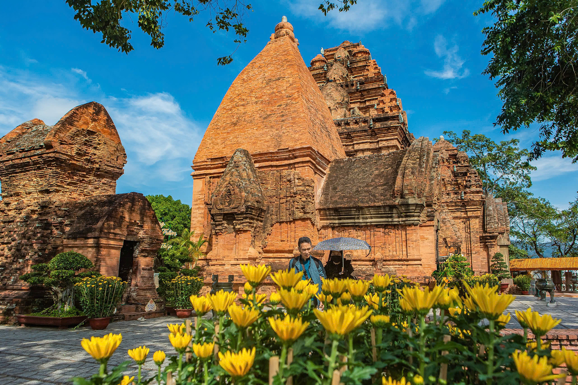 Tháp Bà Ponagar không chỉ là một công trình kiến trúc đặc sắc mà còn là biểu tượng của sự giao thoa văn hóa, tín ngưỡng của các dân tộc. Tháp Bà Ponagar không chỉ là một công trình kiến trúc đặc sắc mà còn là biểu tượng của sự giao thoa văn hóa, tín ngưỡng của các dân tộc.