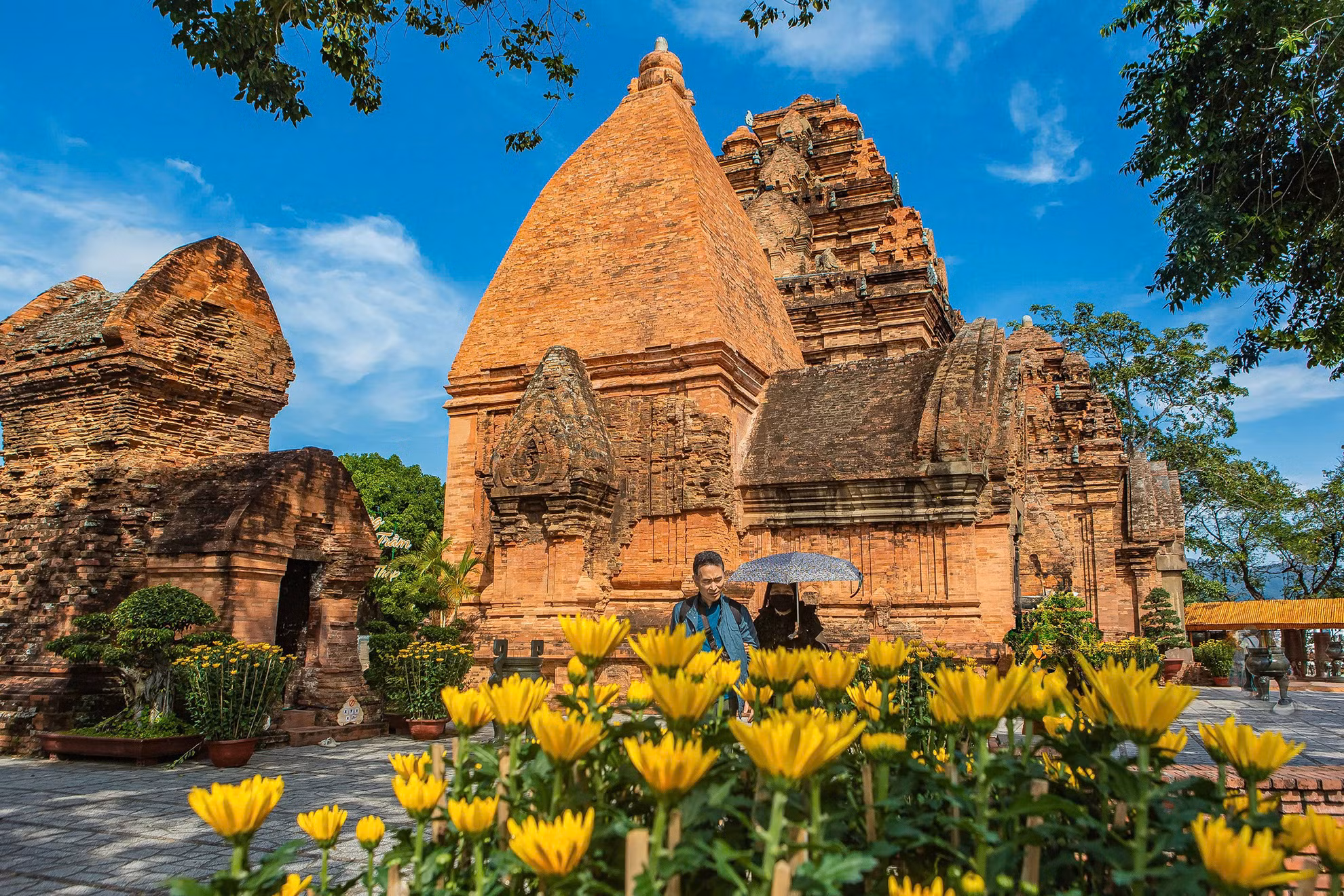 Tháp Bà Ponagar không chỉ là một công trình kiến trúc đặc sắc mà còn là biểu tượng của sự giao thoa văn hóa, tín ngưỡng của các dân tộc.