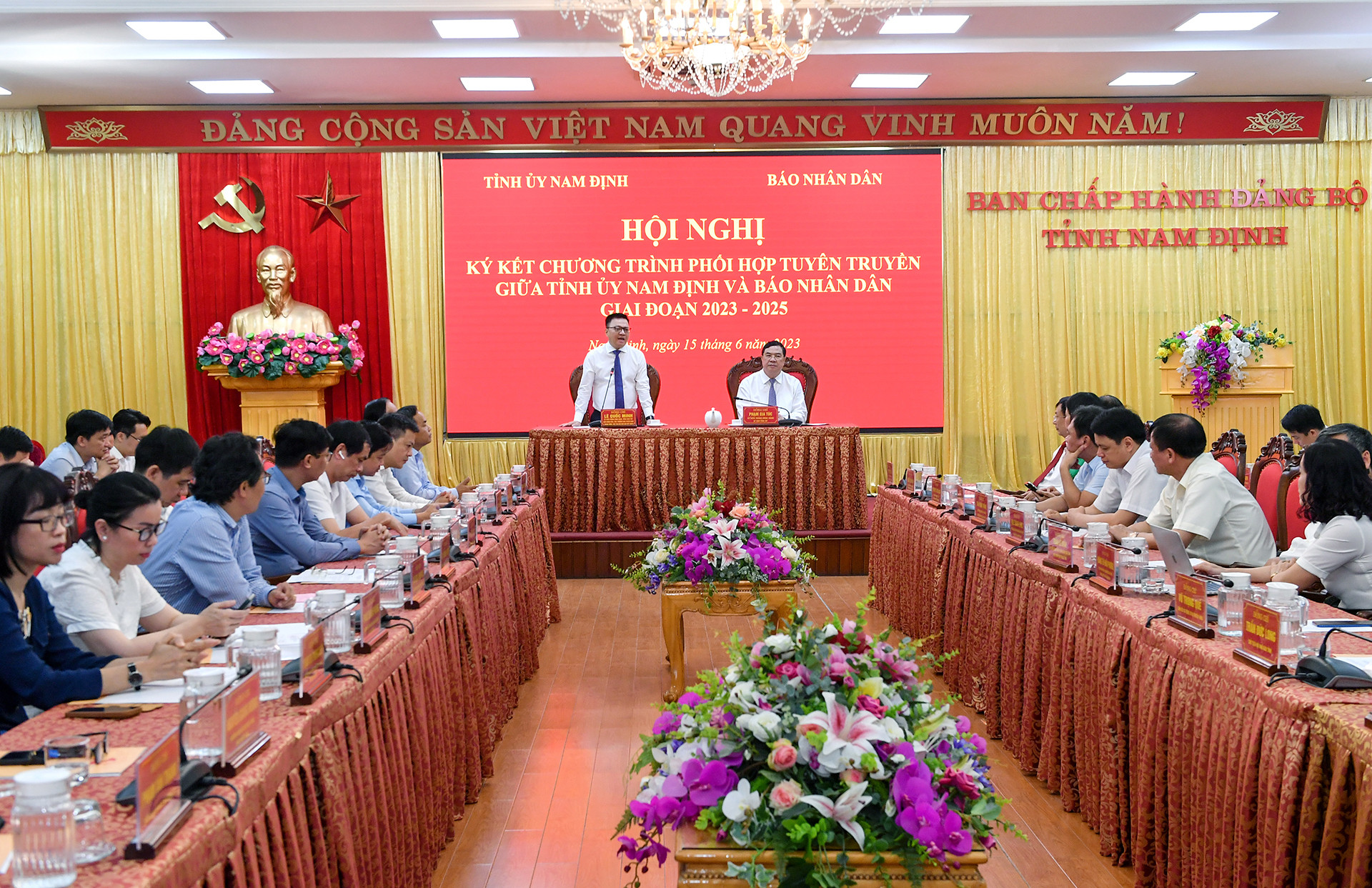 Quang cảnh buổi ký kết Chương trình phối hợp tuyên truyền giai đoạn 2023-2025 giữa Báo Nhân Dân và Tỉnh ủy Nam Định. Quang cảnh buổi ký kết Chương trình phối hợp tuyên truyền giai đoạn 2023-2025 giữa Báo Nhân Dân và Tỉnh ủy Nam Định.