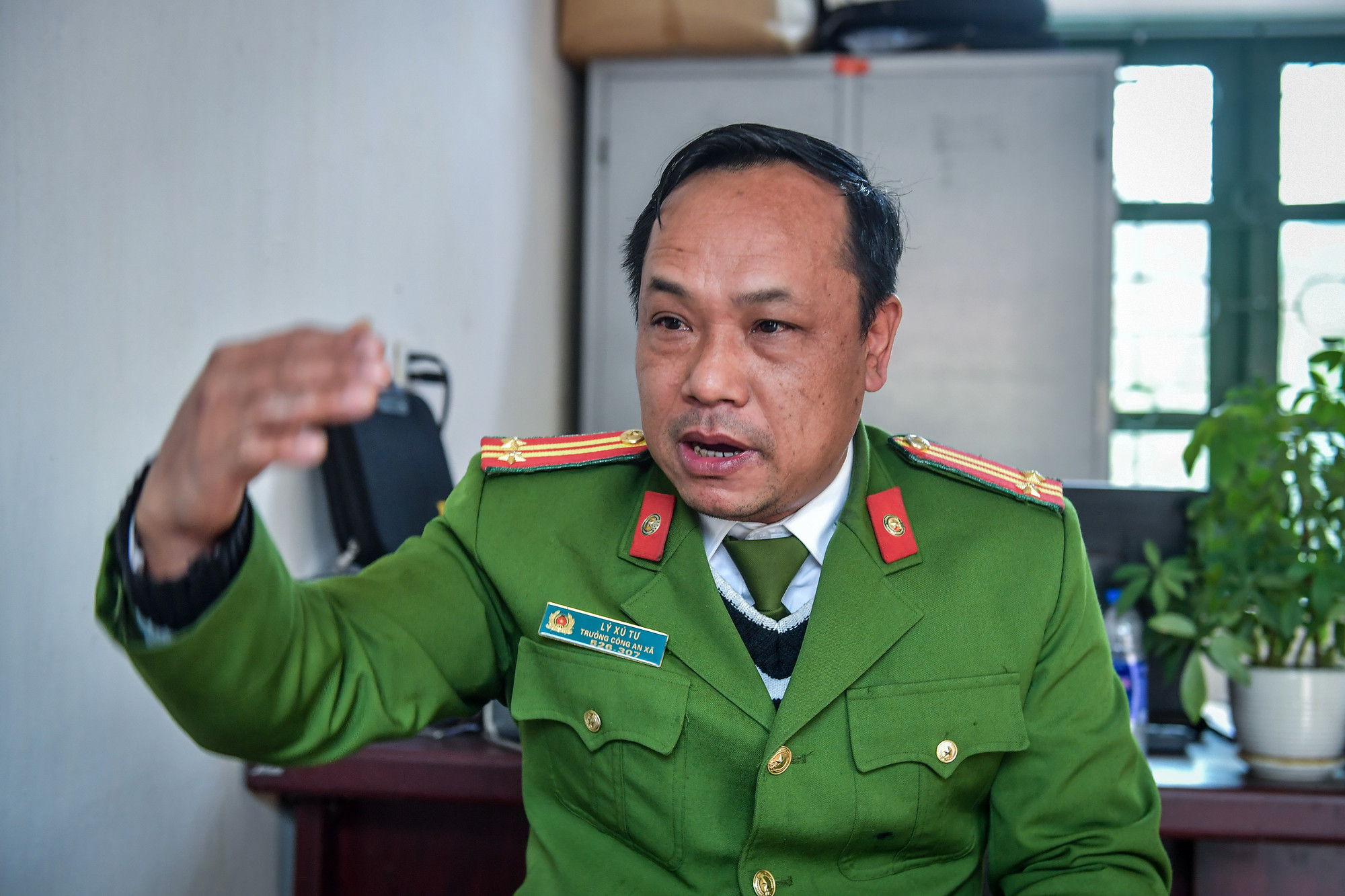 Trung tá Lý Xú Tư đã từng có nhiều năm bám bản, bám làng trước khi về phụ trách Công an xã Sín Thầu.