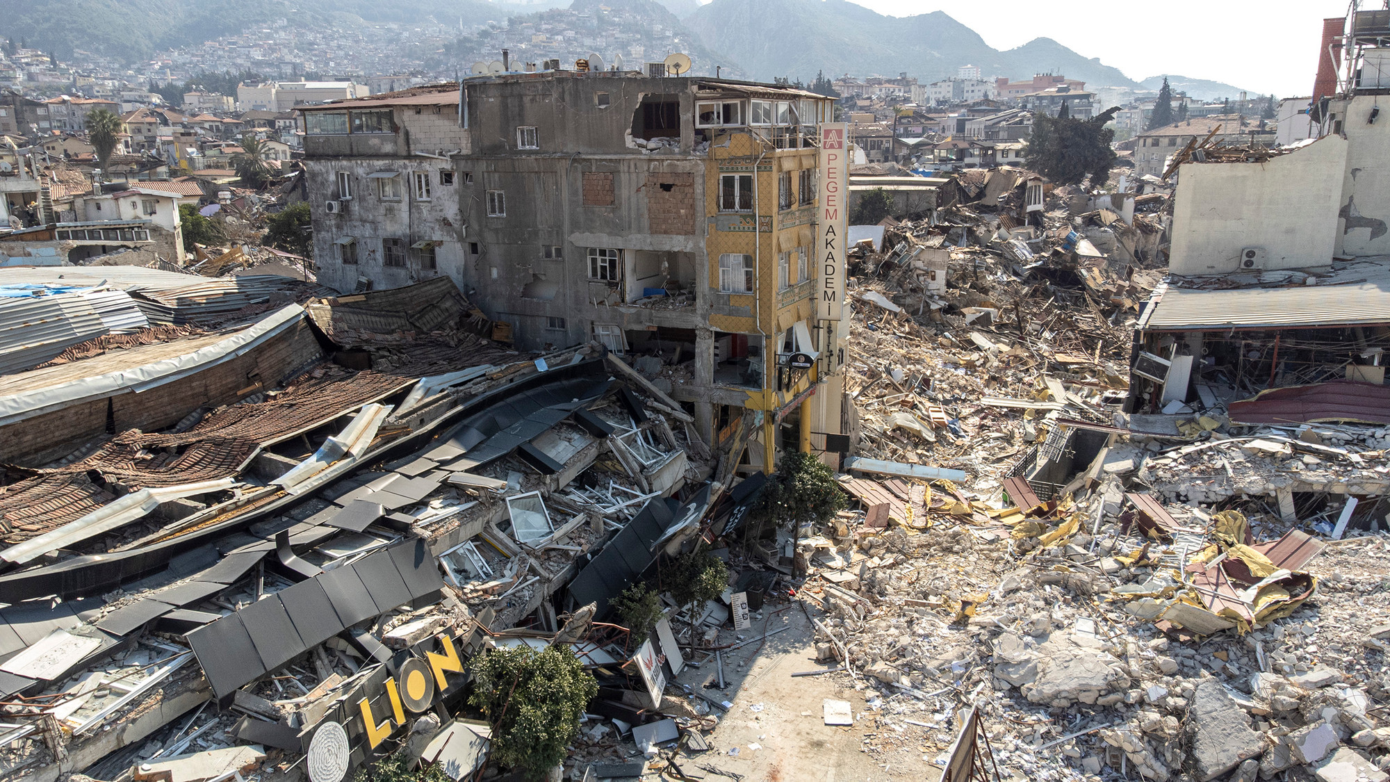 Trận động đất lớn đã khiến cho các tòa nhà lớn tại thành phố Antakya bị đổ sập. Những ngày phóng viên Báo Nhân Dân có mặt tại đây, đi tới đâu, chúng tôi cũng bắt gặp cảnh tượng ngổn ngang này.