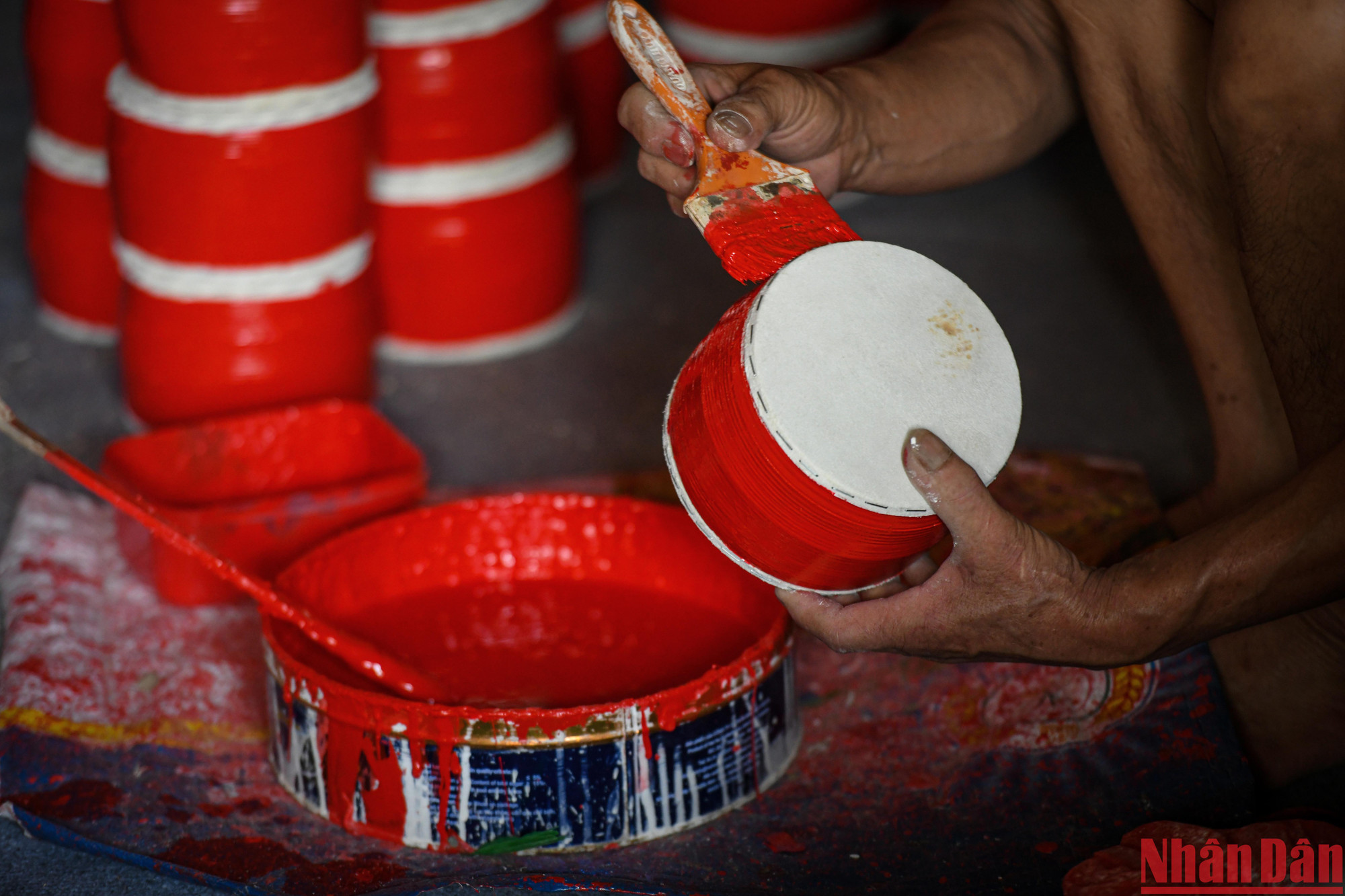 Tang trống được quét sơn màu đỏ truyền thống.