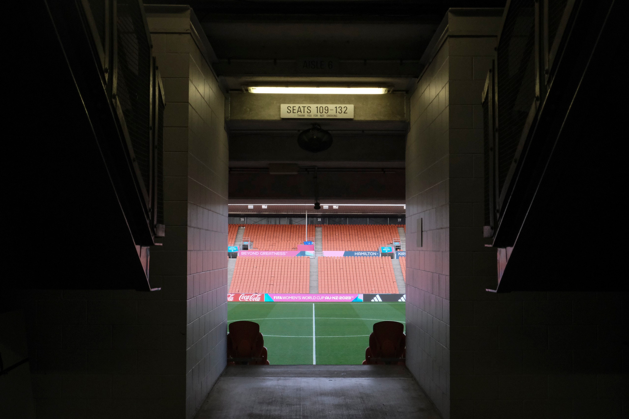 [Ảnh] “Lời thề thiêng” tại sân vận động tuyển nữ Việt Nam sắp thi đấu ảnh 9