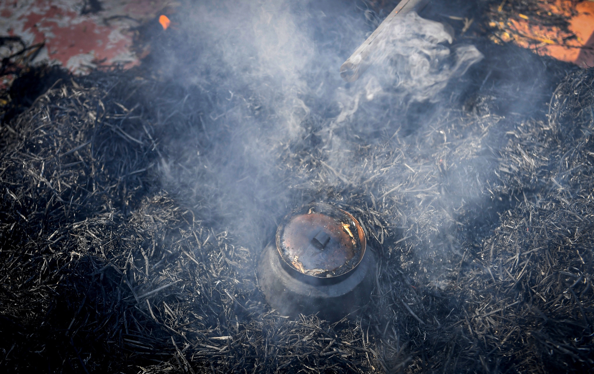 Để kéo dài thời gian cho cơm được chín đều, các đội sẽ tạo nên những đống tro giống nhau và vùi nồi cơm vào bất kì một đống than và đại diện ban giám khảo sẽ phải tìm nồi cơm trong các đống than đó.