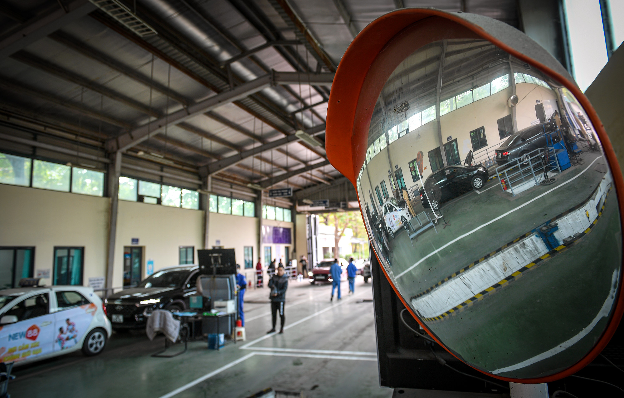 Quy trình đăng kiểm các phương tiện dân sự có 5 công đoạn chính, trong đó, cán bộ Cảnh sát giao thông sẽ hỗ trợ kiểm tra kỹ thuật, nghiệp vụ để việc thực hiện quy trình nhanh chóng, đầy đủ cho người dân khi có nhu cầu đăng kiểm.