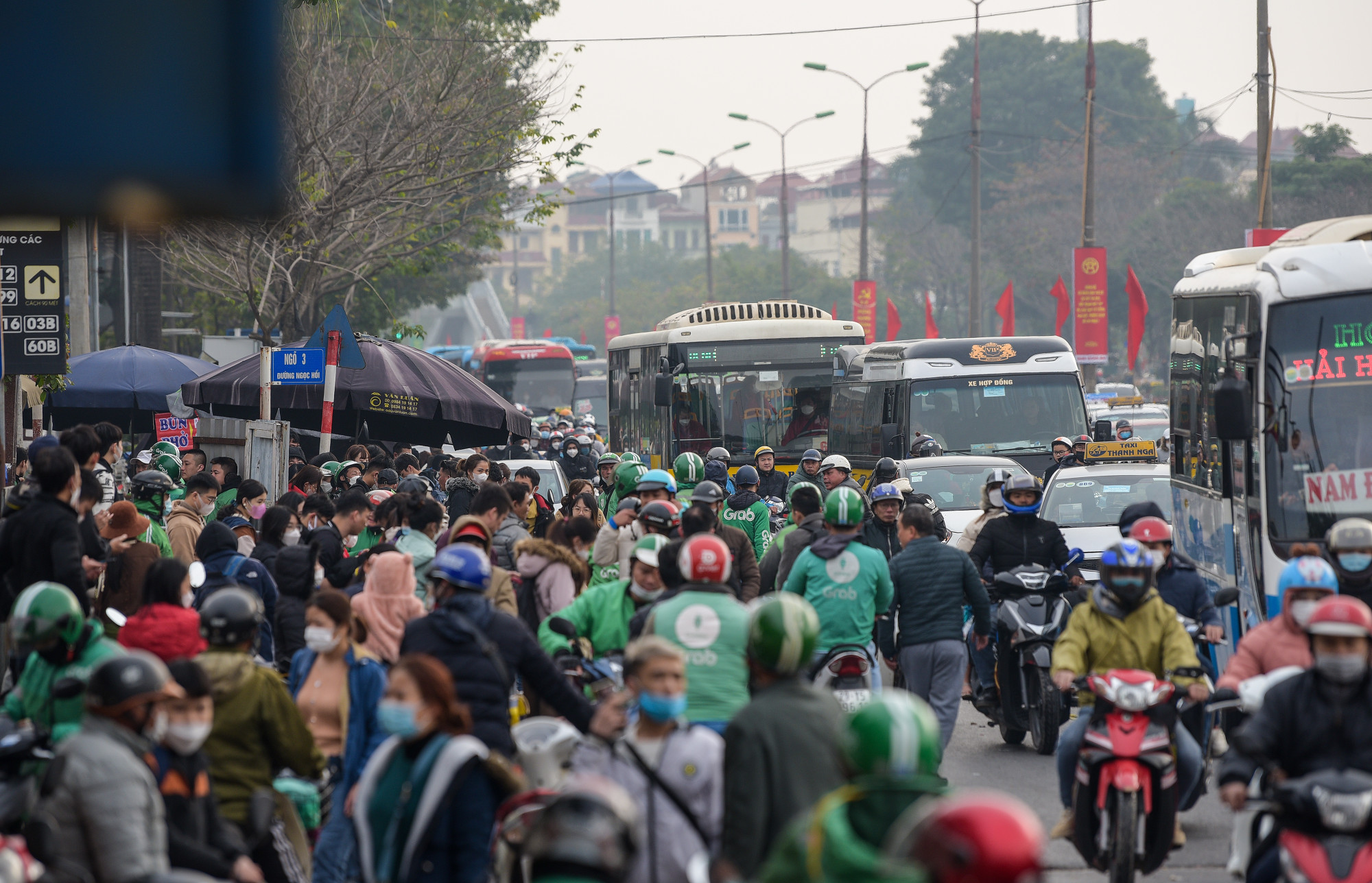 Vào cuối chiều, lượng người và xe tăng đột biến khiến khu vực cổng bến xe Nước Ngầm khá lộn xộn. Vào cuối chiều, lượng người và xe tăng đột biến khiến khu vực cổng bến xe Nước Ngầm khá lộn xộn.