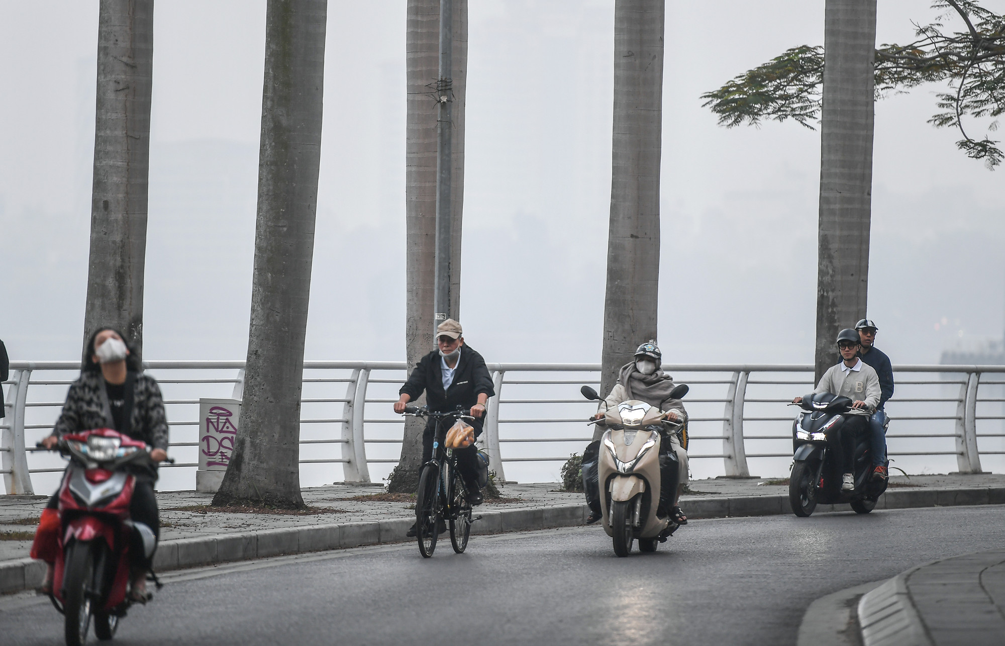 [Ảnh] Thành phố Hà Nội mù sương do ô nhiễm không khí ngày cuối năm ảnh 11