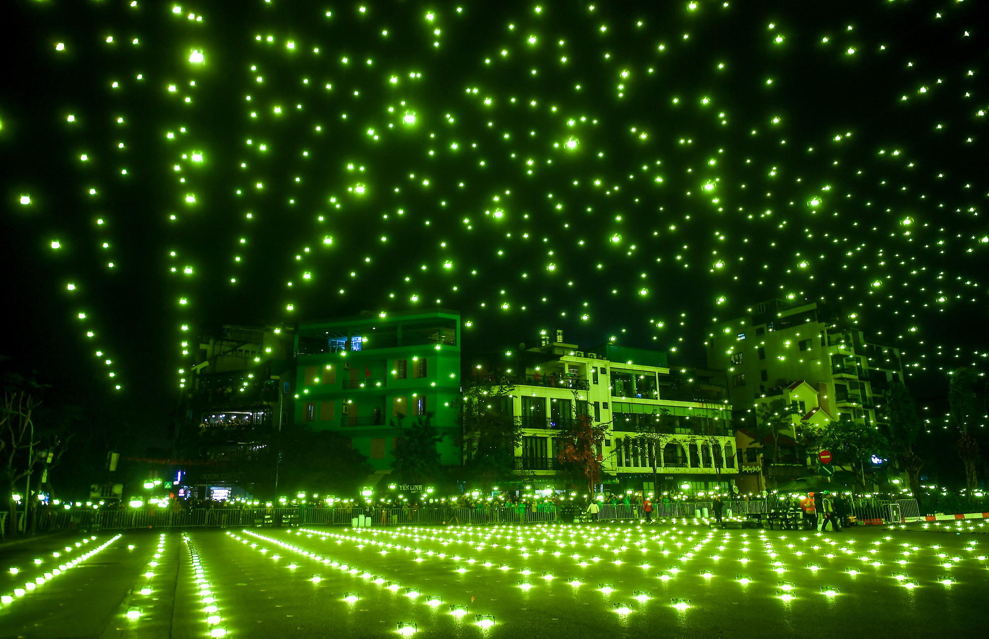[Ảnh] Người dân Thủ đô choáng ngợp trước màn trình diễn ánh sáng nghệ thuật với 2.024 drones light ảnh 1